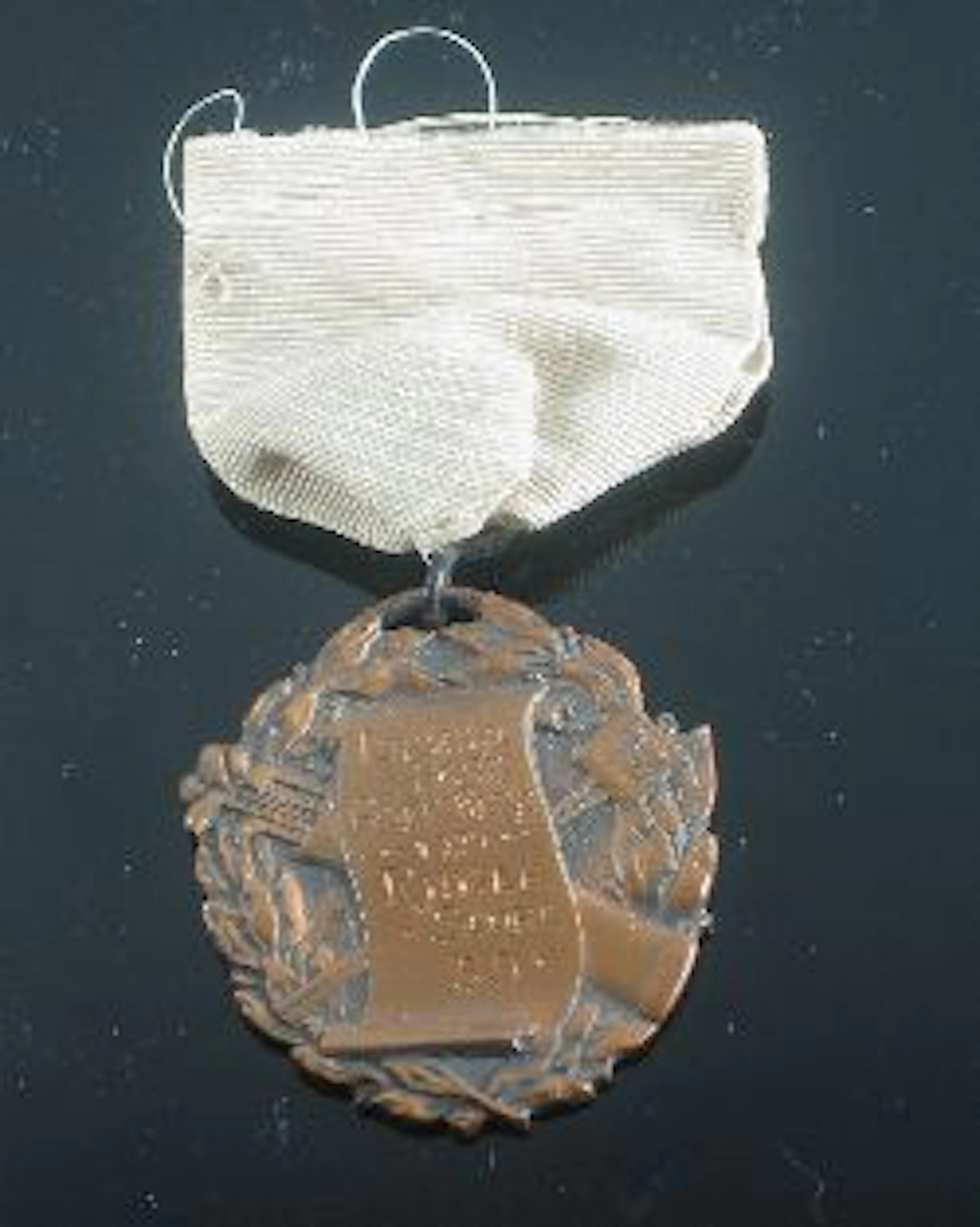 Erskine Park Golf Club, 1929 Ringer Score bronze medal,, the obverse decorated with a bag of clubs and an 18th hole marker, inscribed...