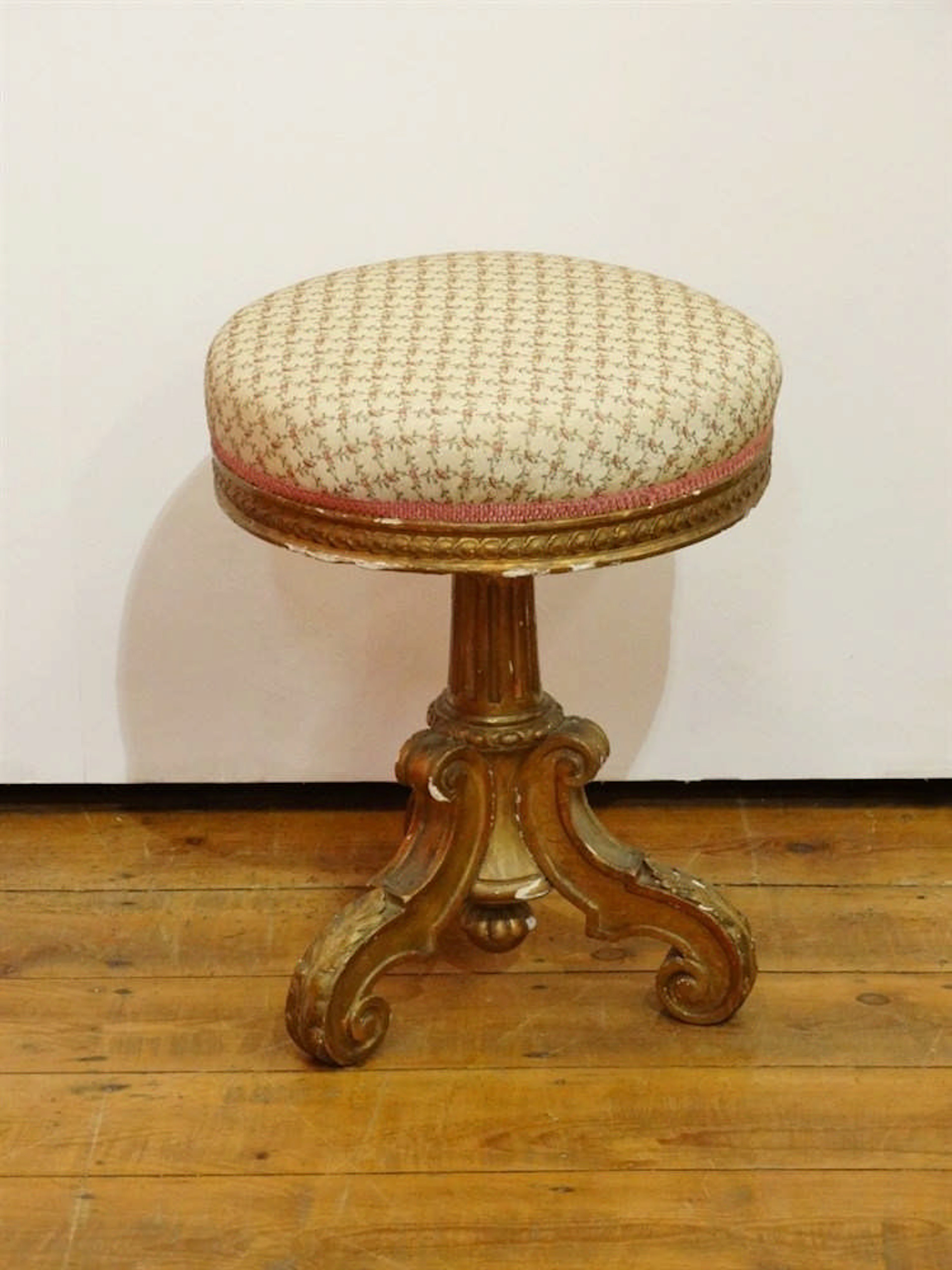 Tabouret de piano en bois doré
