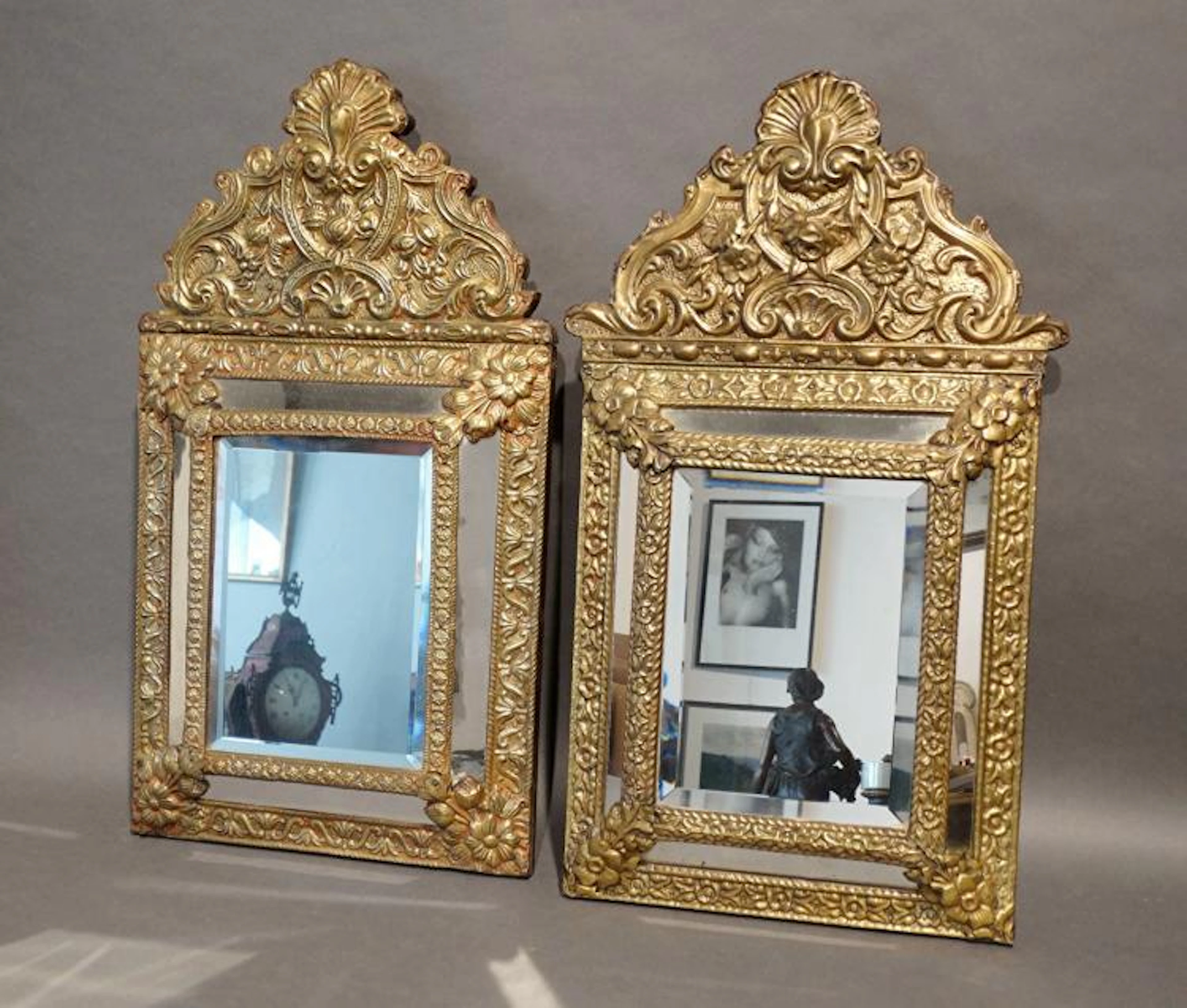 2 miroirs de style renaissance en laiton repoussé. 60x32 cm
