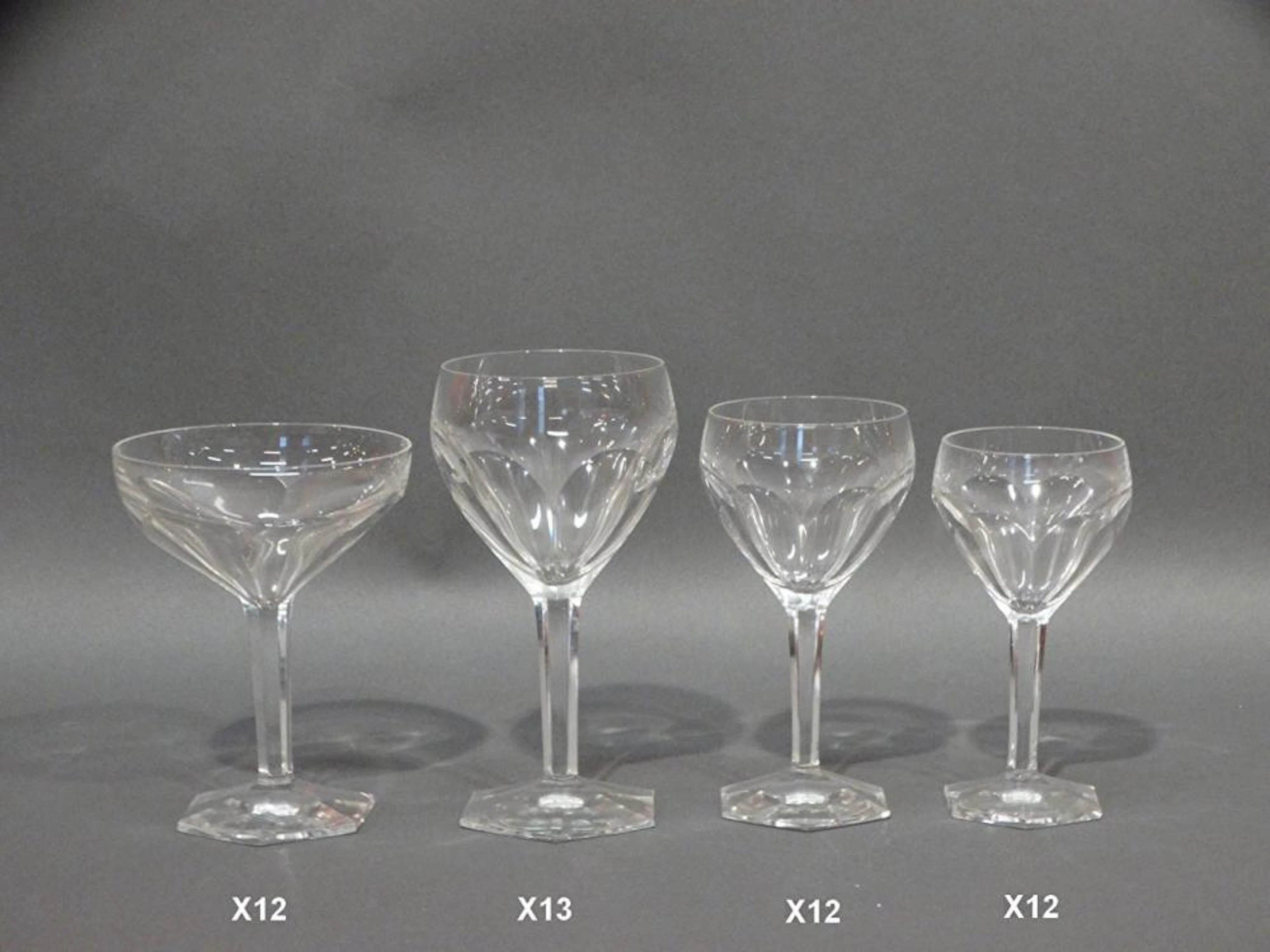 Service en cristal du Val-Saint-Lambert composé de 12 coupes à champagne