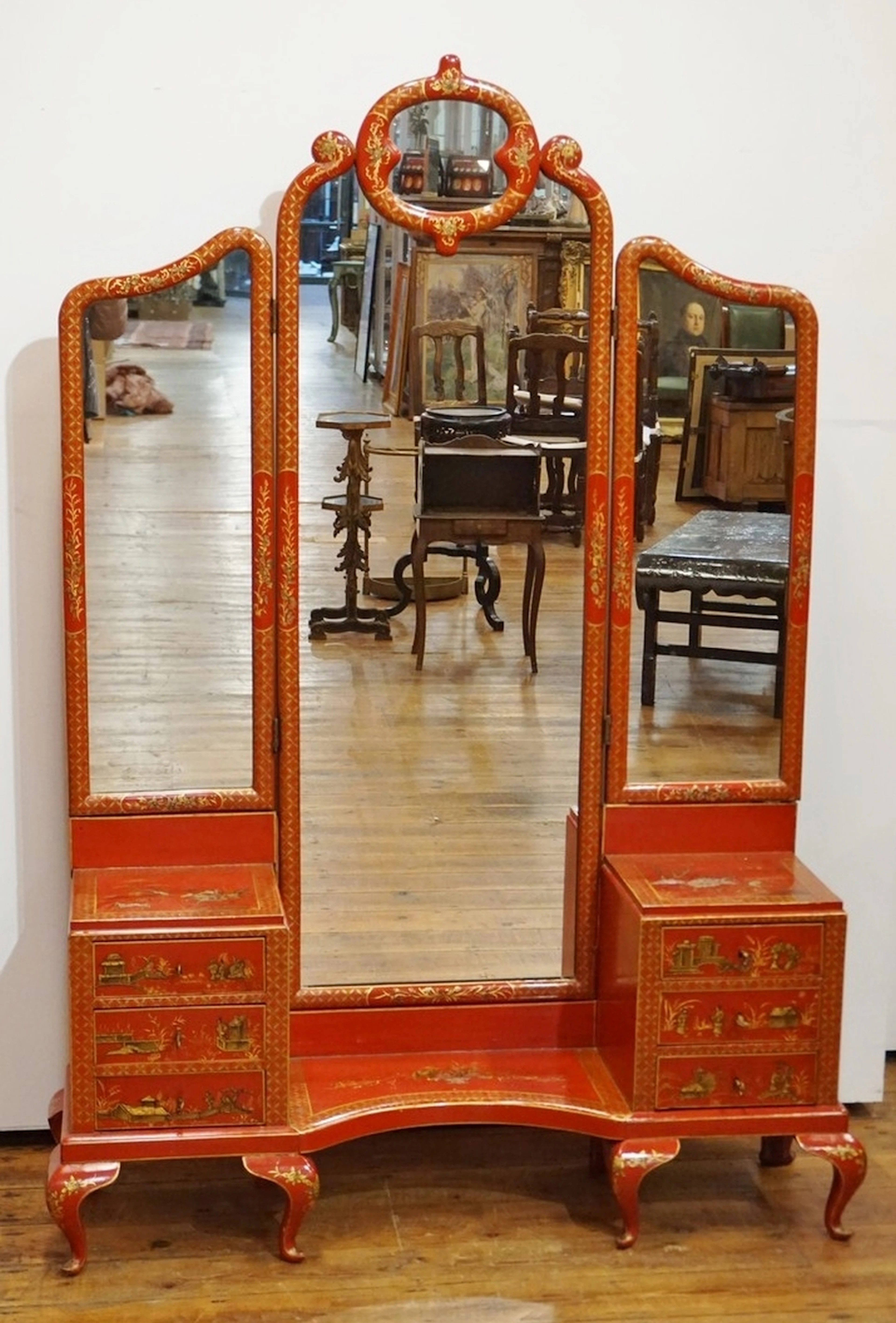 Meuble de toilette en bois laqué rouge. Décor chin