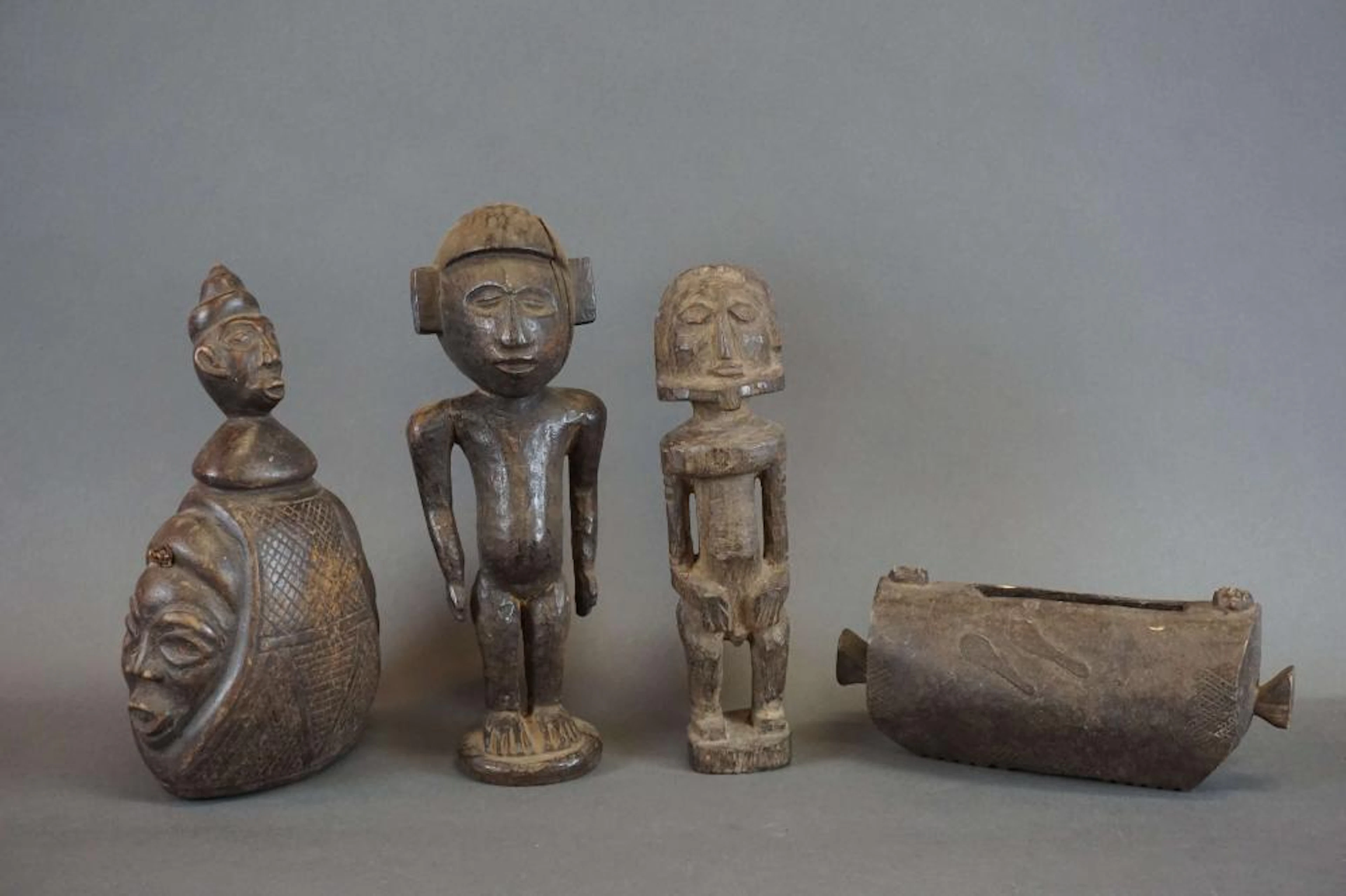 Lot de 4 statues africaines Dogon, bas Congo. H : +- 25 cm
