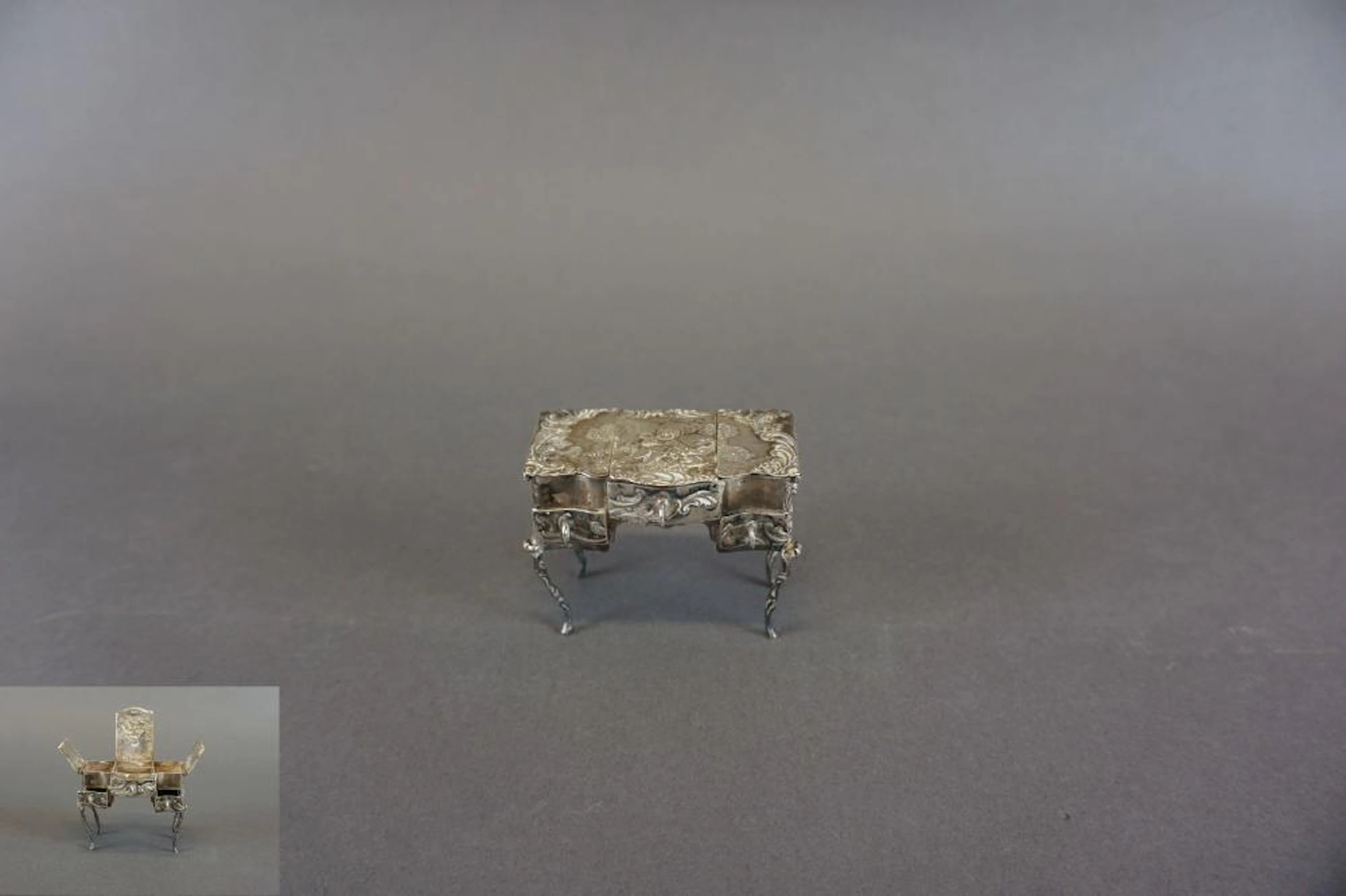 Meuble de toilette miniature en argent