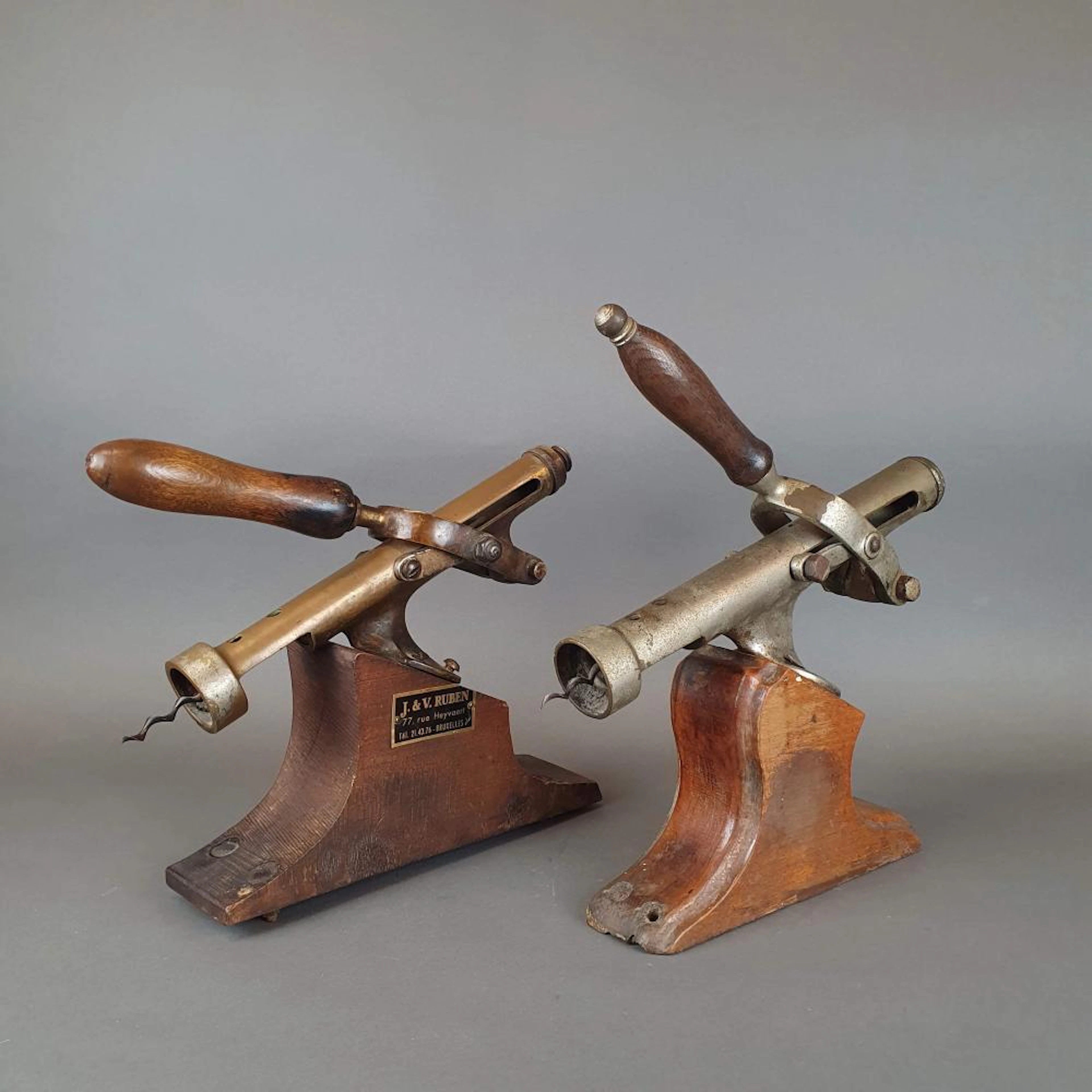 2 tire-bouchons de comptoir