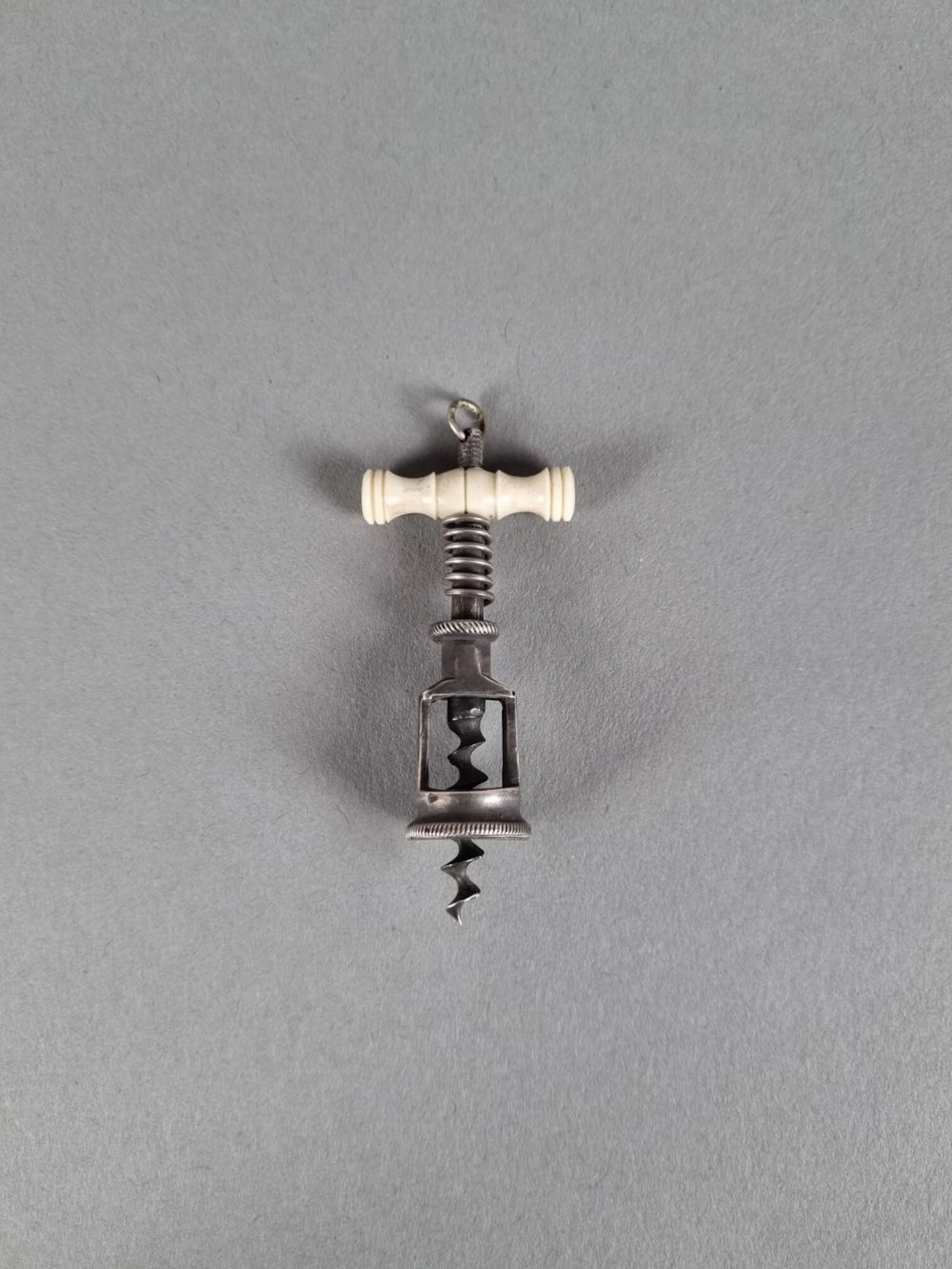 Tire-bouchon de maitrise en os et acier. Allemagne. H : 6 cm