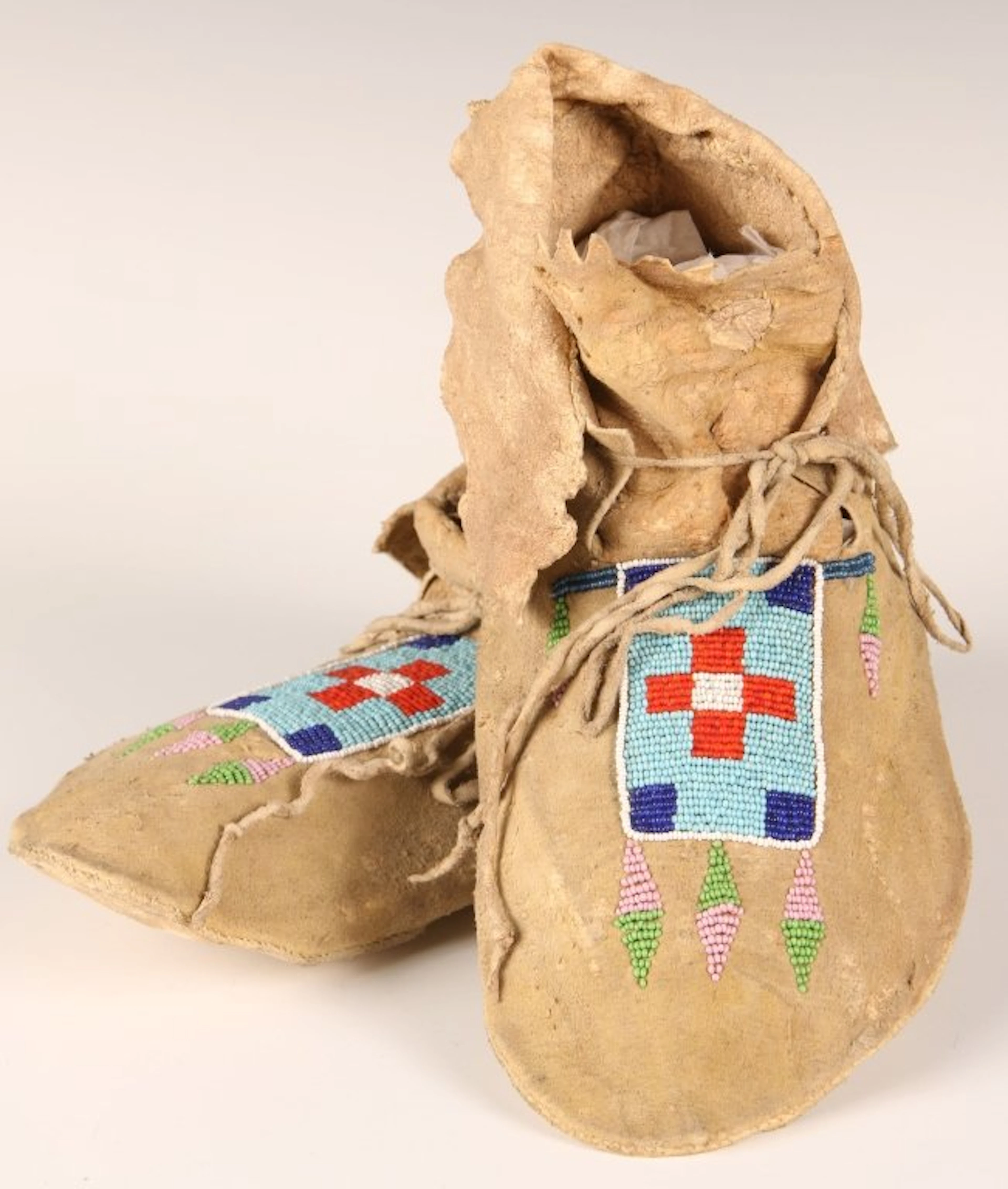 PAIR OF PLATEAU  NATIVE AMERICAN MOCCASINS