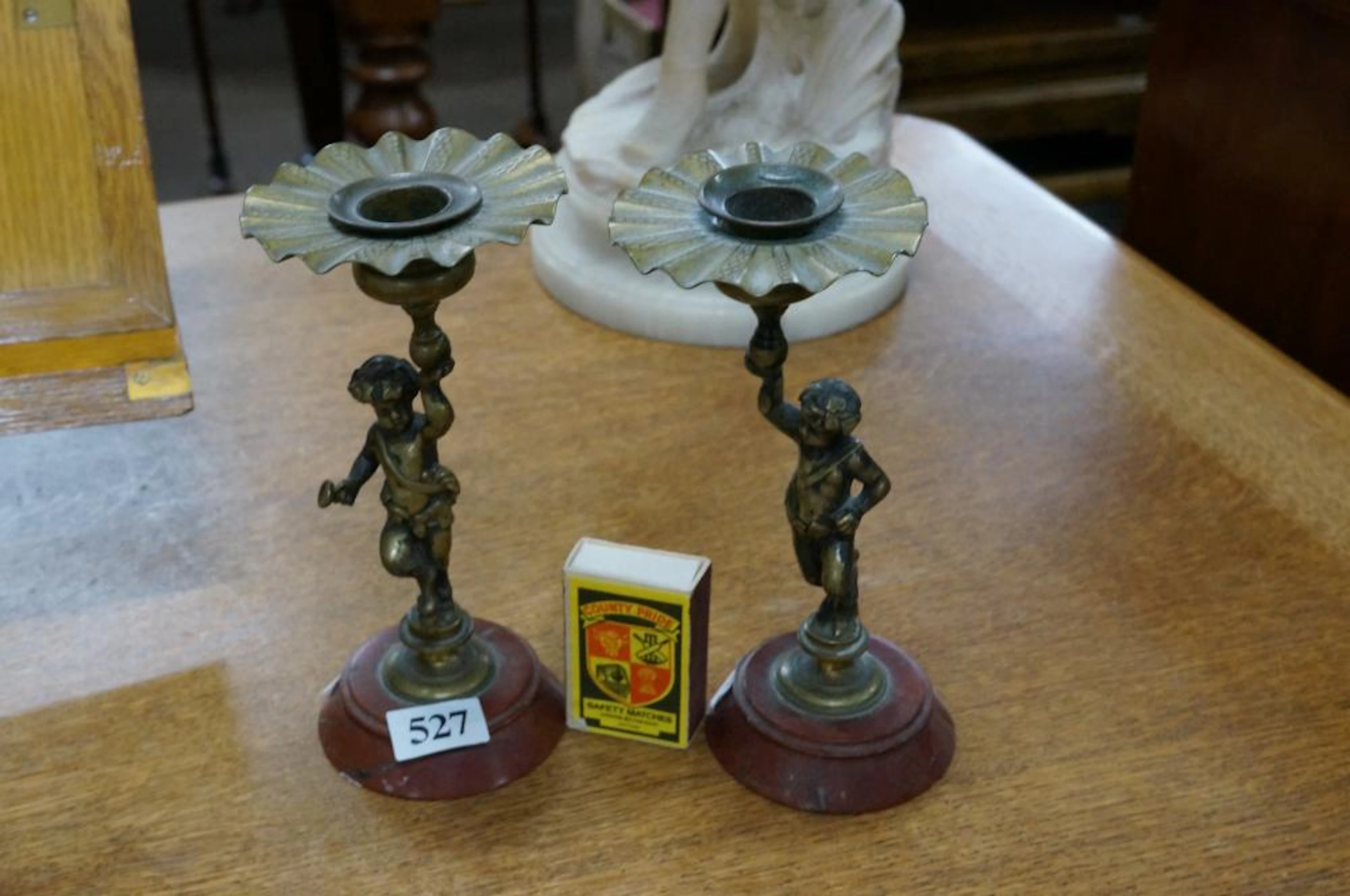 Pr C19th brass figured candelsticks om marble bases, 17 cm high