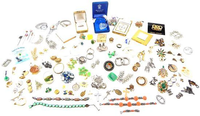 COSTUME JEWELRY: 100+ pieces of costume jewelry and accessories