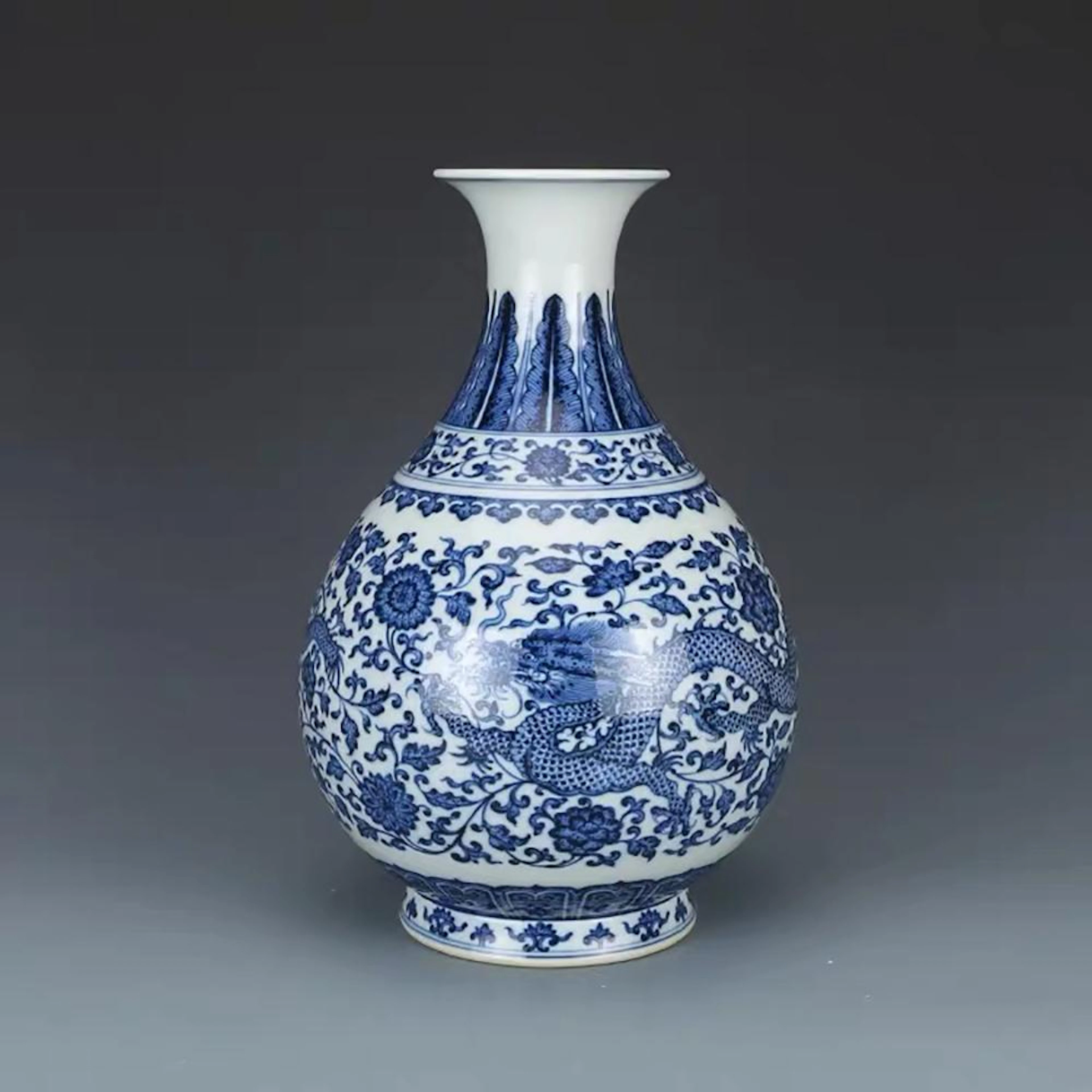A CHINESE BLUE AND WHITE DRAGON PATTERN PORCELAIN VASE