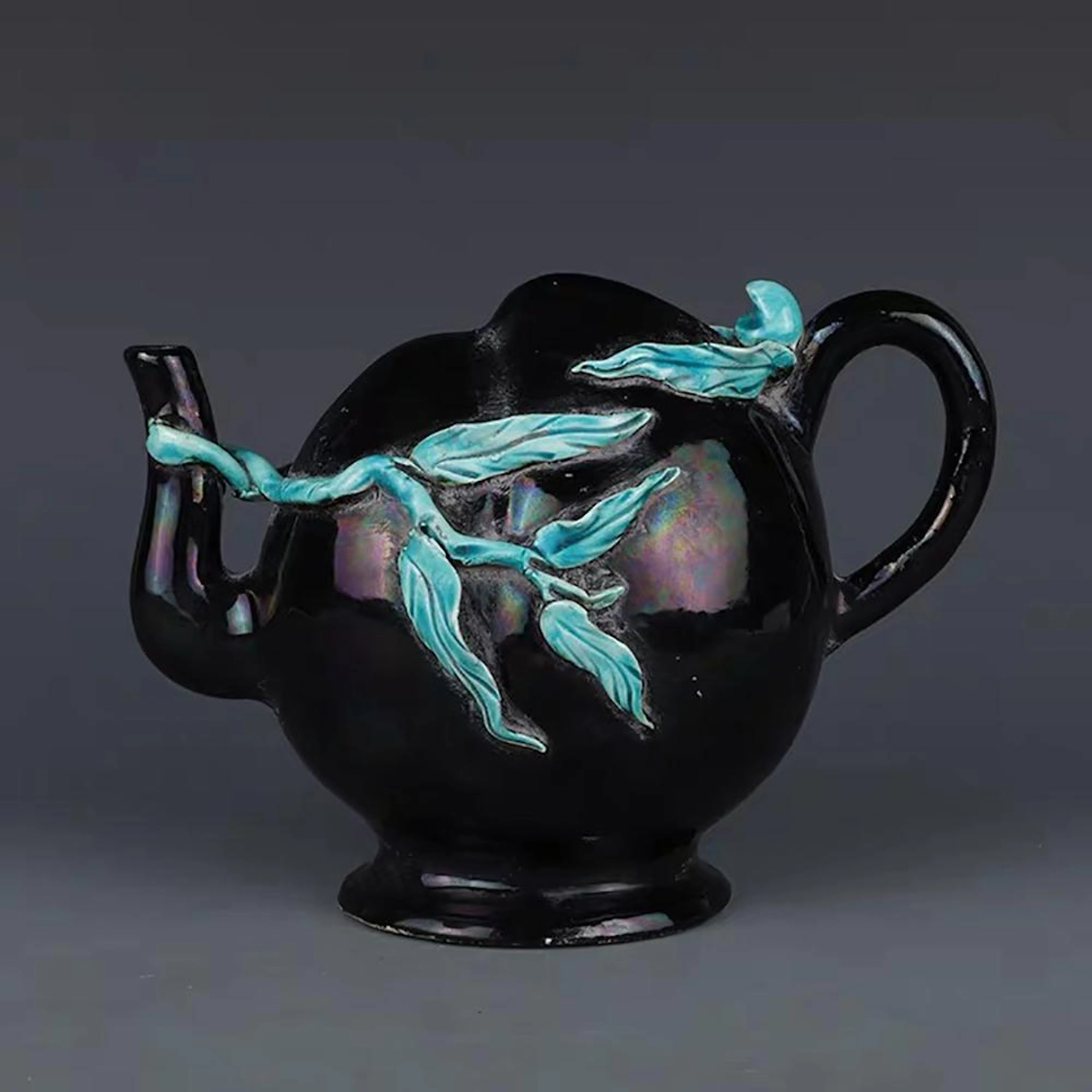 A CHINESE PORCELAIN PEACH-SHAPED POT
