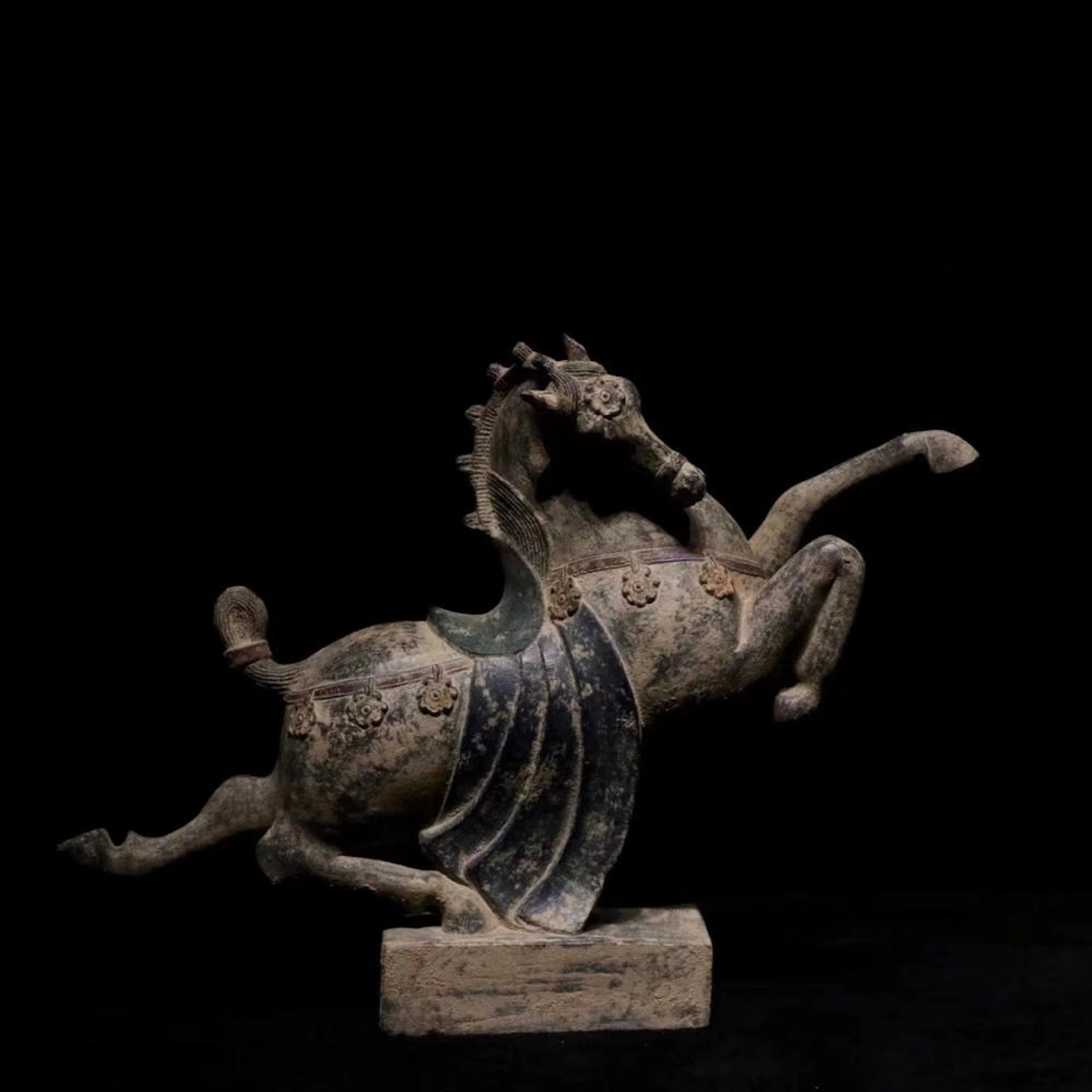 A CHINESE COLORED DRAWING HORSE ORNAMENT