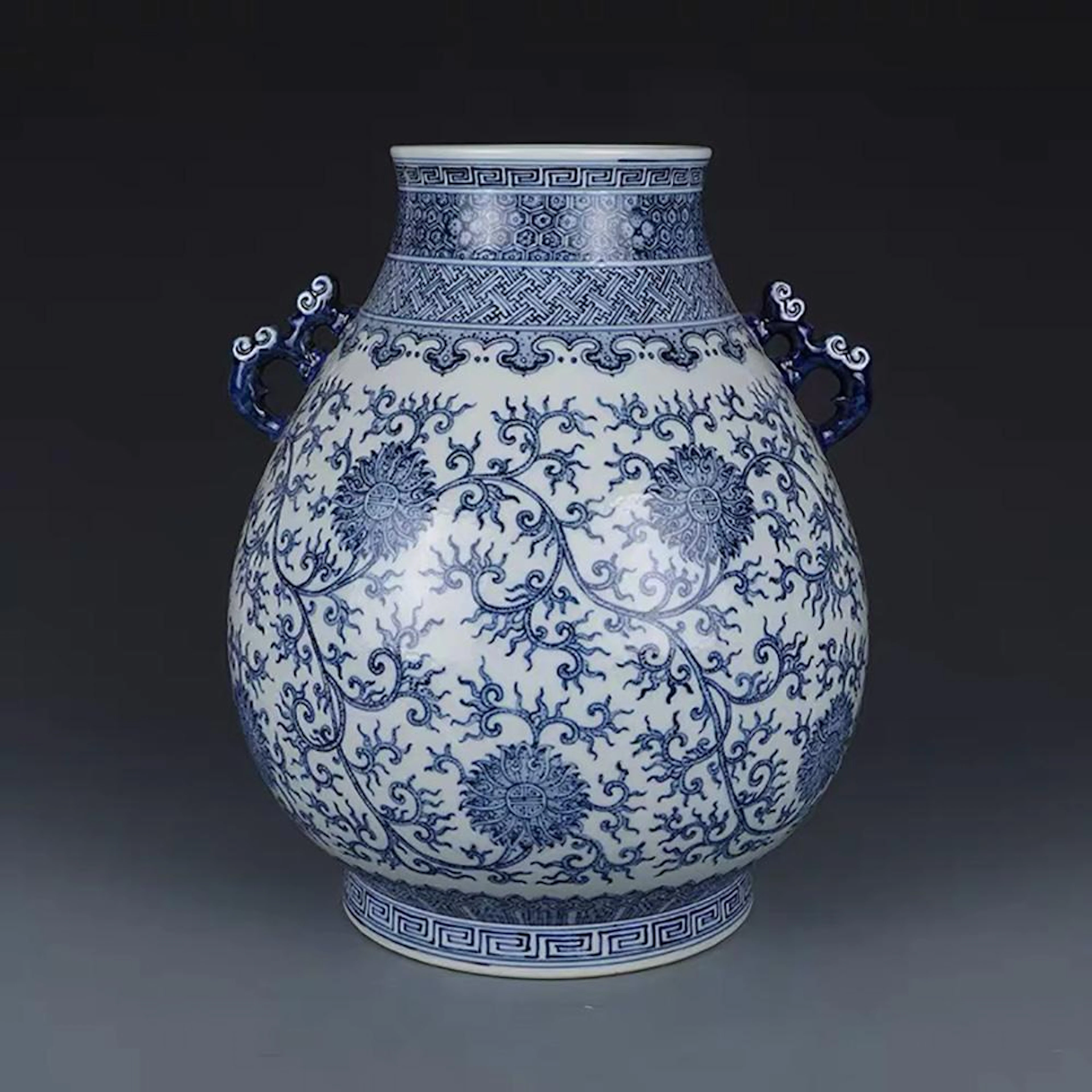 A CHINESE BLUE AND WHITE FLORAL PORCELAIN VASE