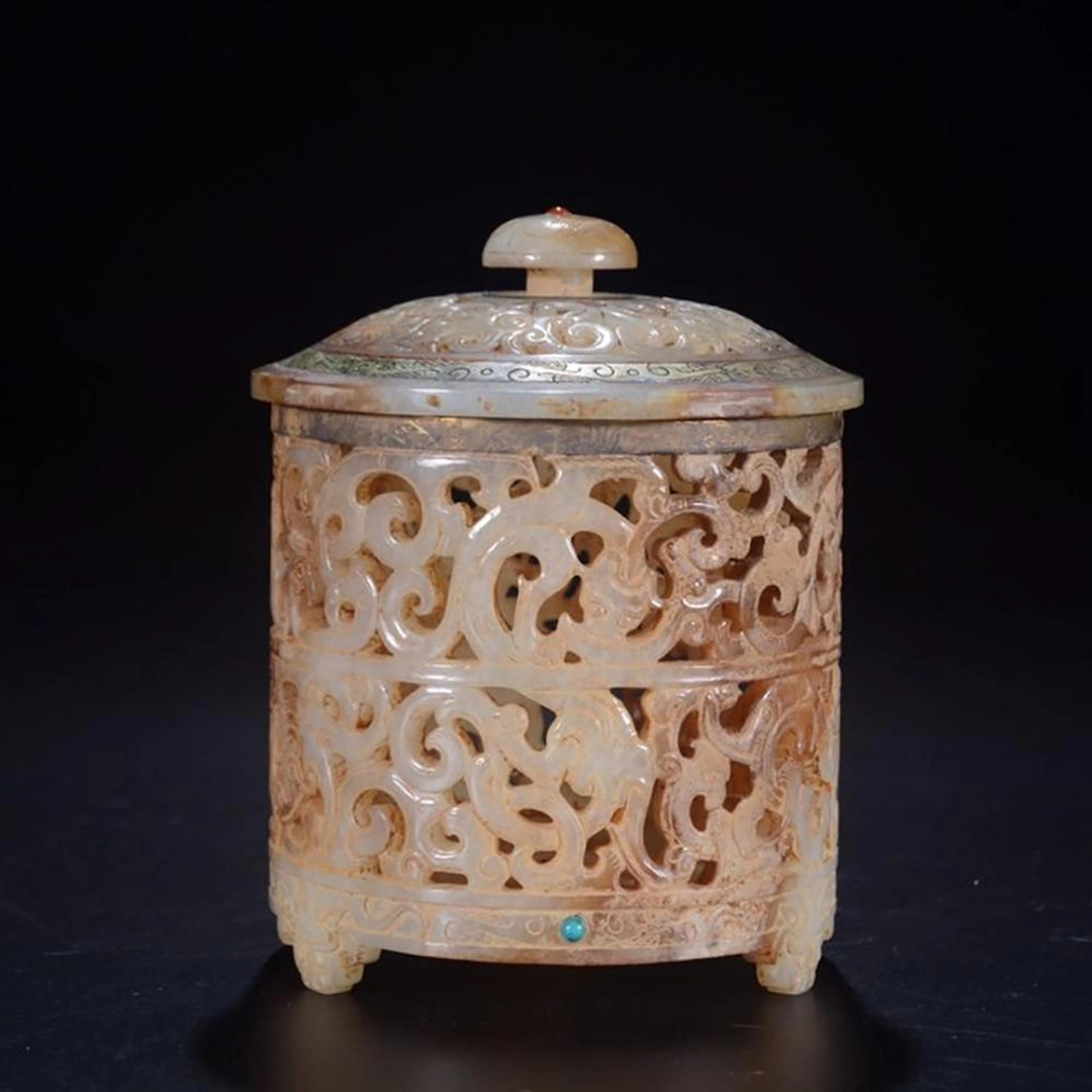 A CHINESE DRAGON PATTERN JADE PIERCING AROMATHERAPY CENSER