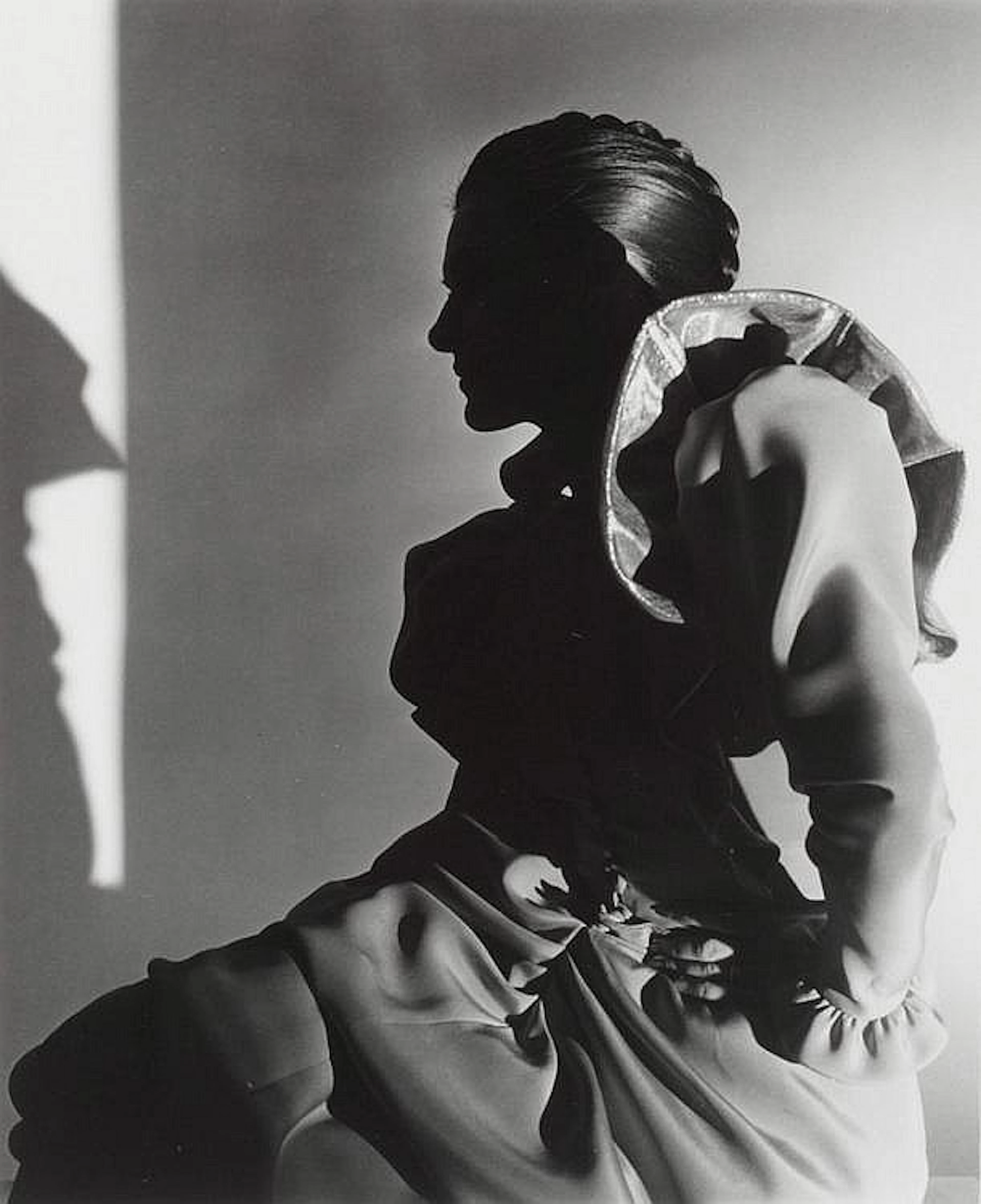 Paloma Picasso in einem Kleid von / wearing a dress by Karl Lagerfeld