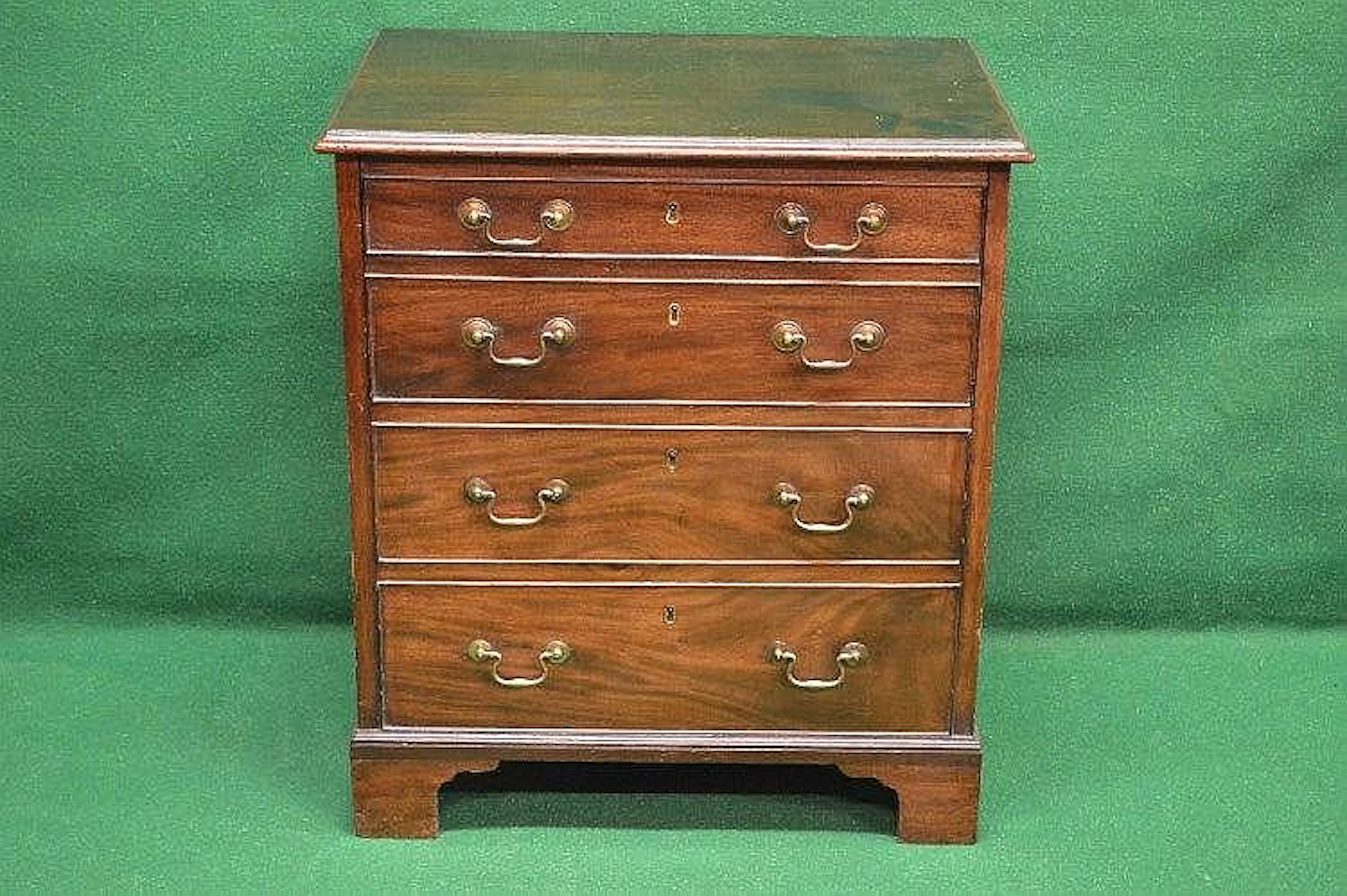 Georgian mahogany commode having four simulated graduated drawers
