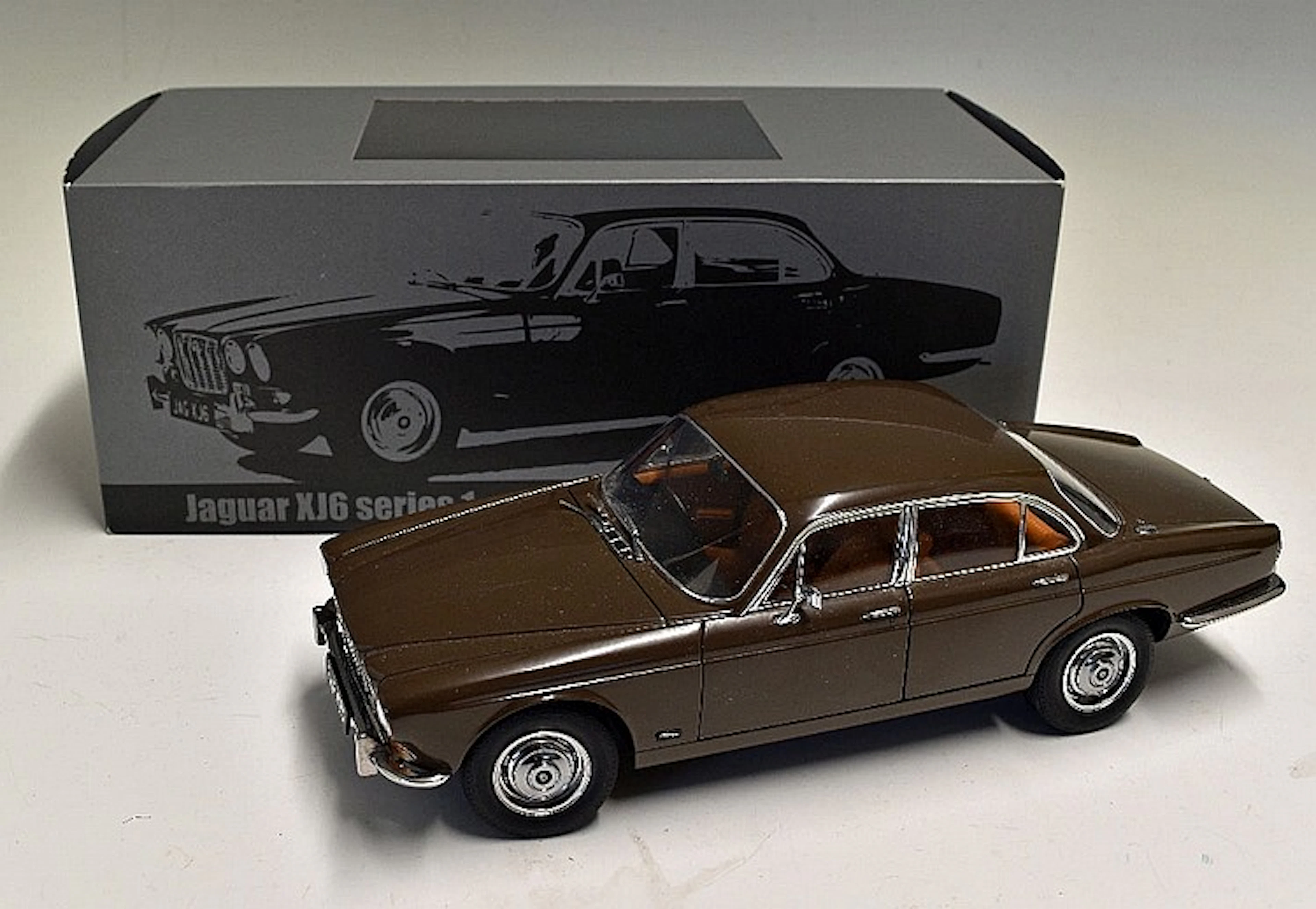 Paragon Models Jaguar XJ6 Series 1 1968 Sable Brown Diecast Model 1:18 scal