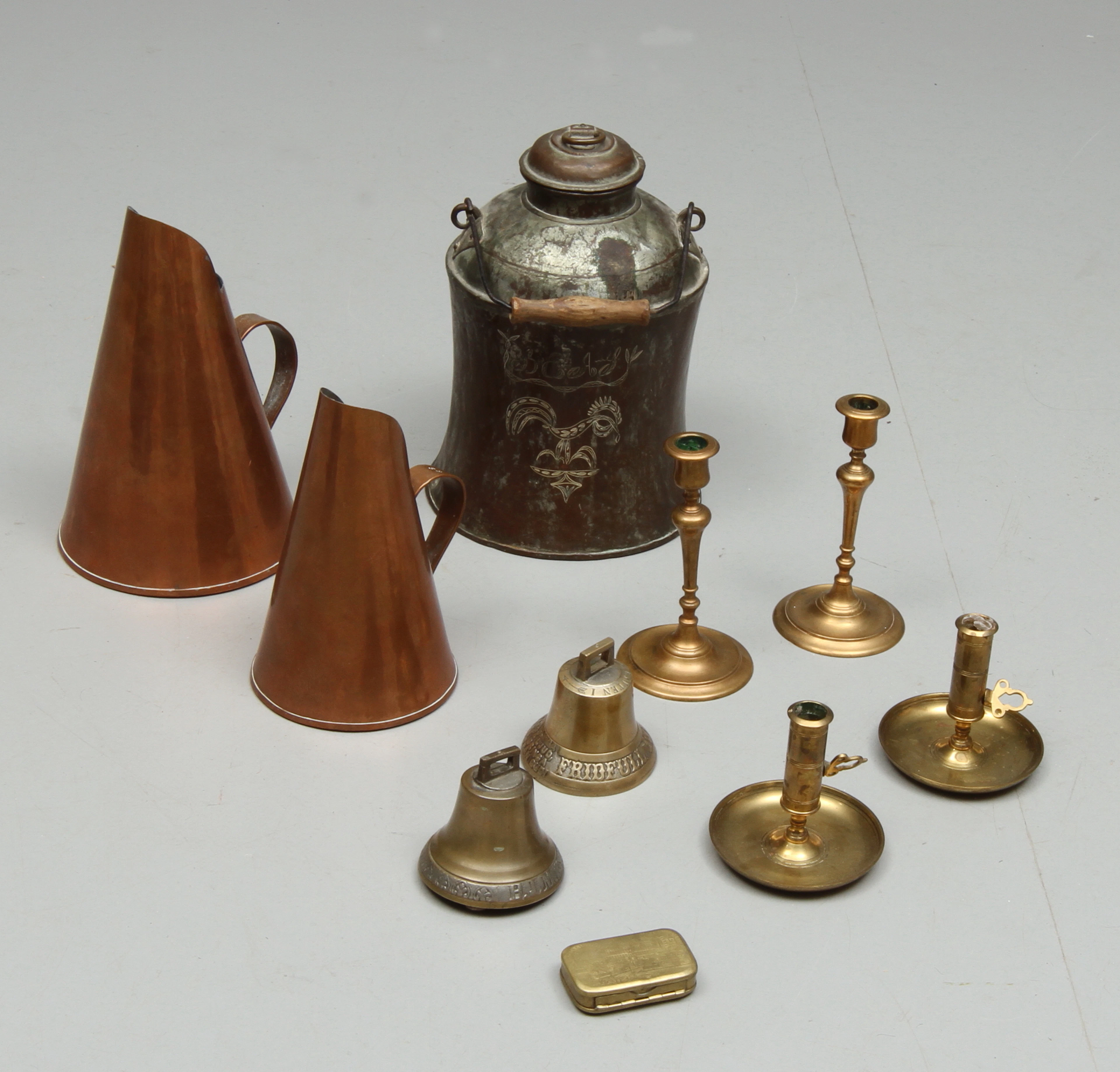 PARTI KOPPAR OCH MÄSSING, 10 delar, bland annat klockor, dosa, kruka med lock. 1800/1900-tal.