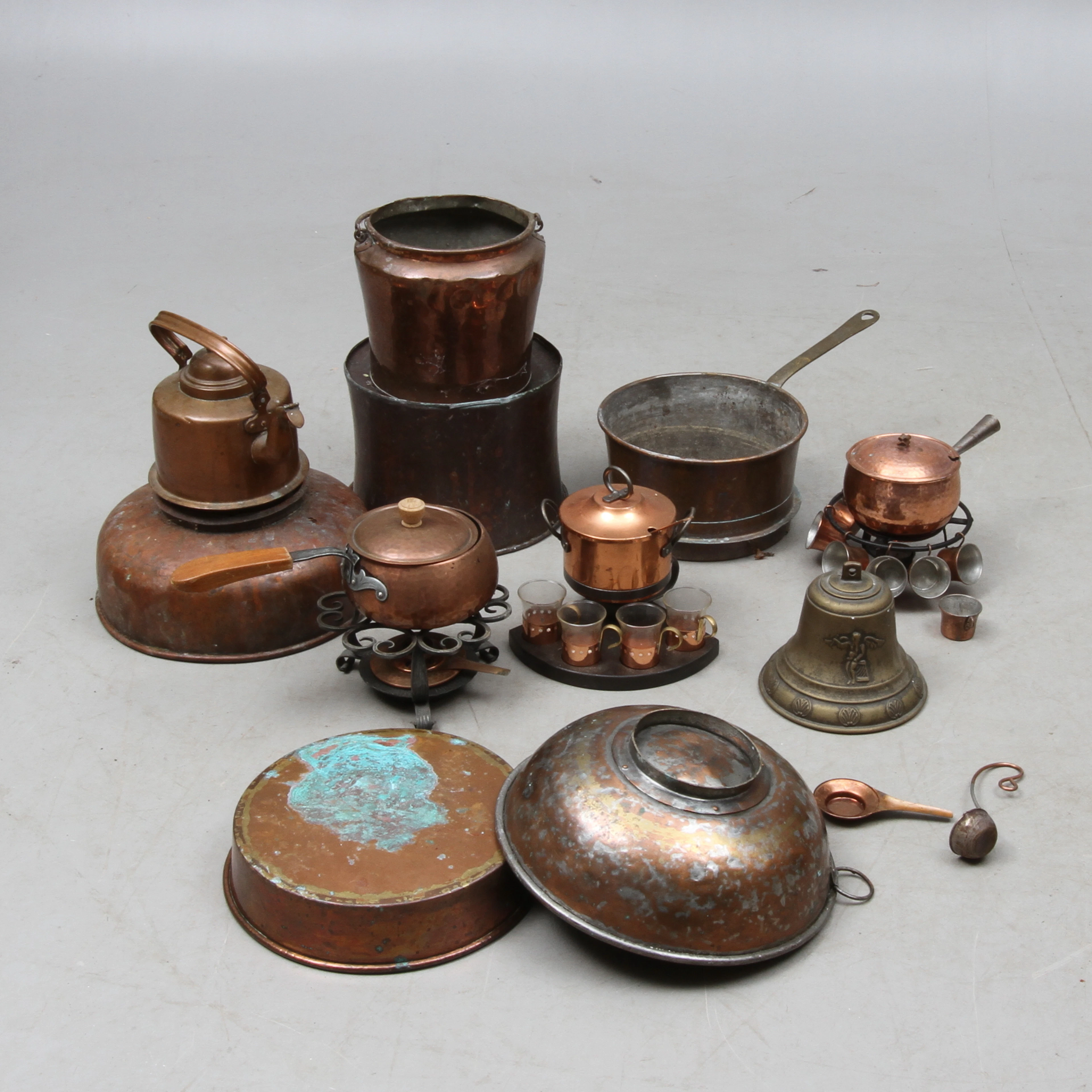 PARTI KOPPAR, bland annat glöggset, samt KLOCKA i mässing, 1800-1900-tal.