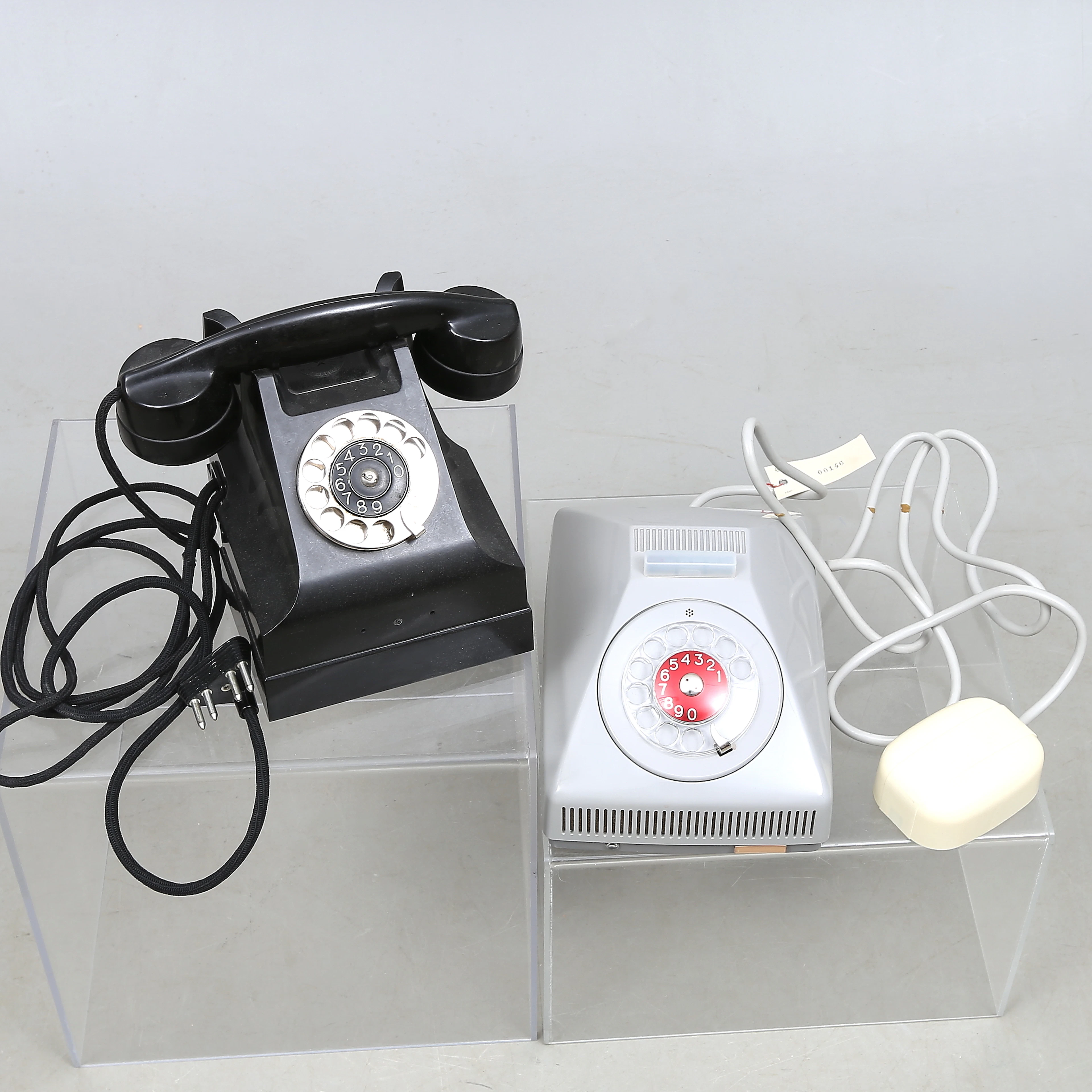 TELEFONER, 2 st, bland annat högtalartelefon, 1900-tal.