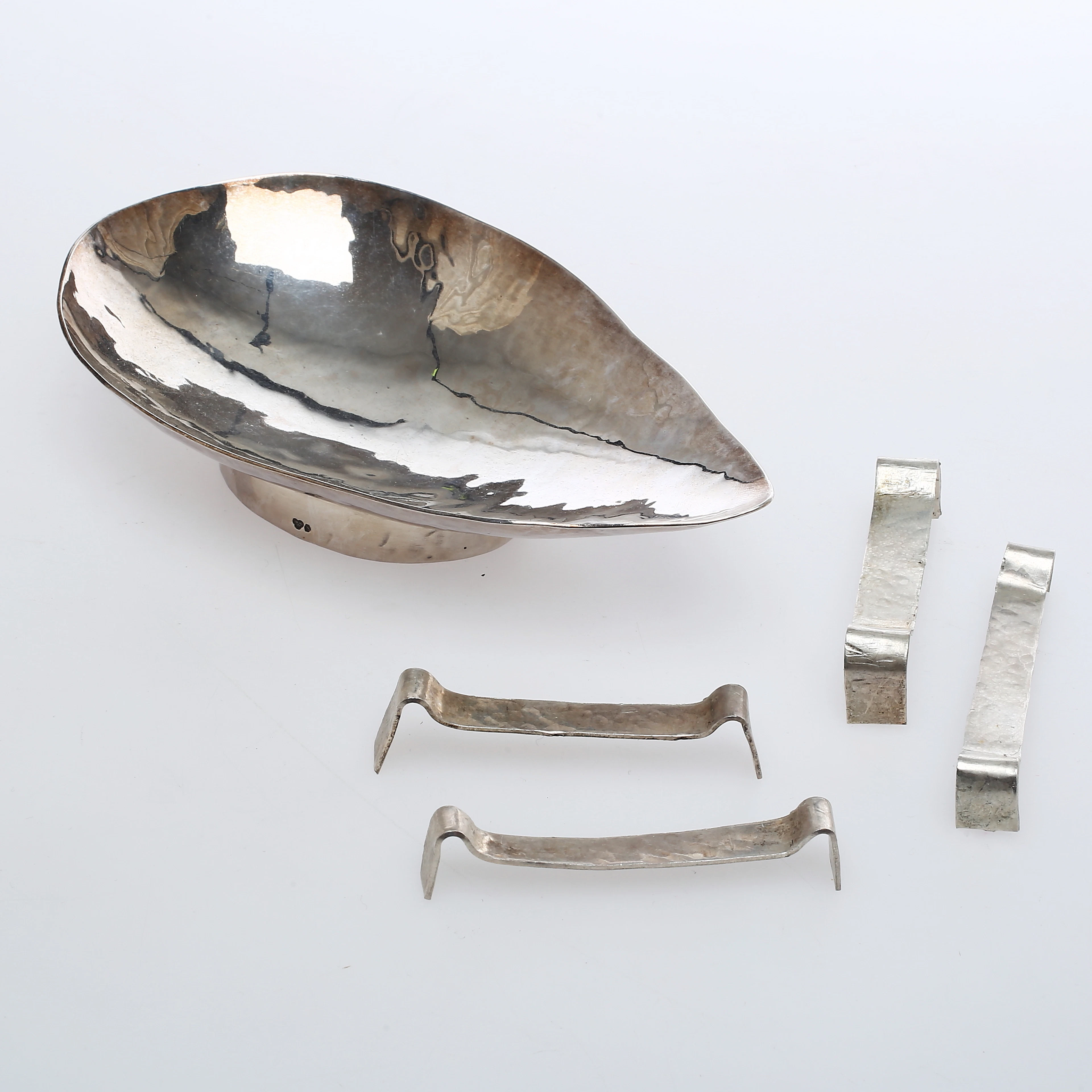 SKÅLFAT samt BESTICKLÄGG 4 st, silver, enligt uppgift Nils Quennerstedt, 1900-talets andra hälft.