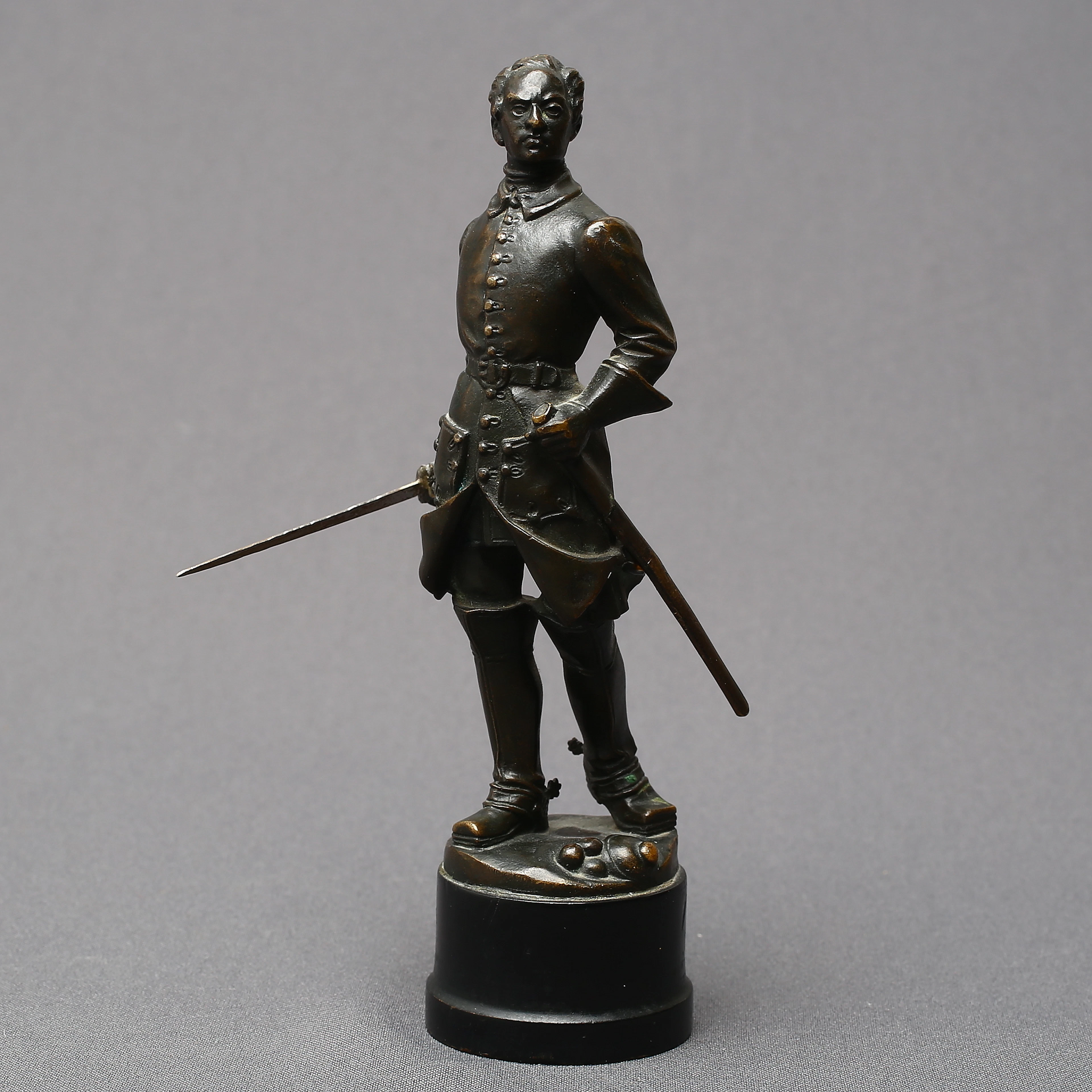 STATYETT, Brons, Karl XII, gjutarmärkt Otto Meyer: Fud, 1900-tal.
