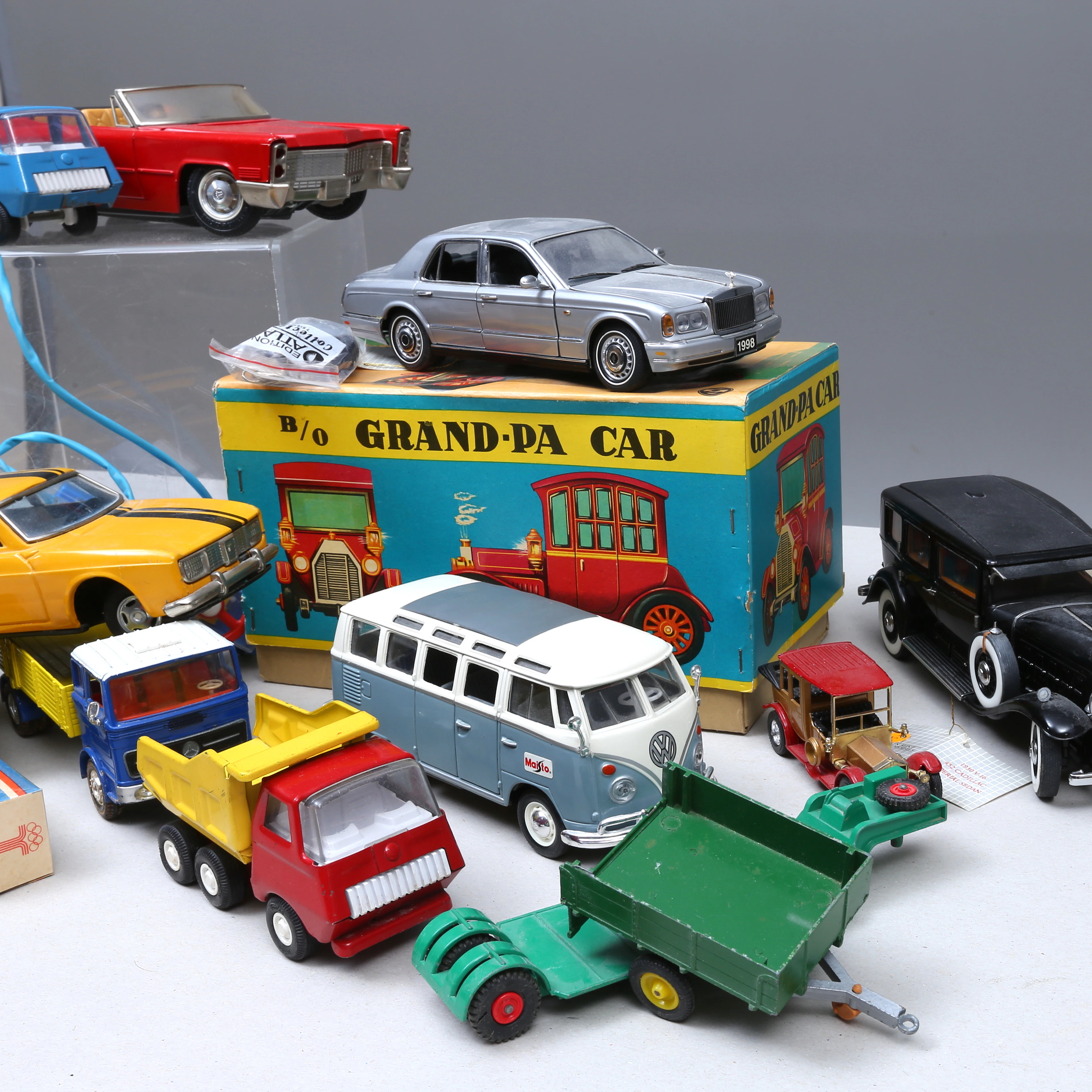 LEKSAKS- / MODELLFORDON, Ca 13 delar, Bl a Dinky Toys, Tonka och Bandai.