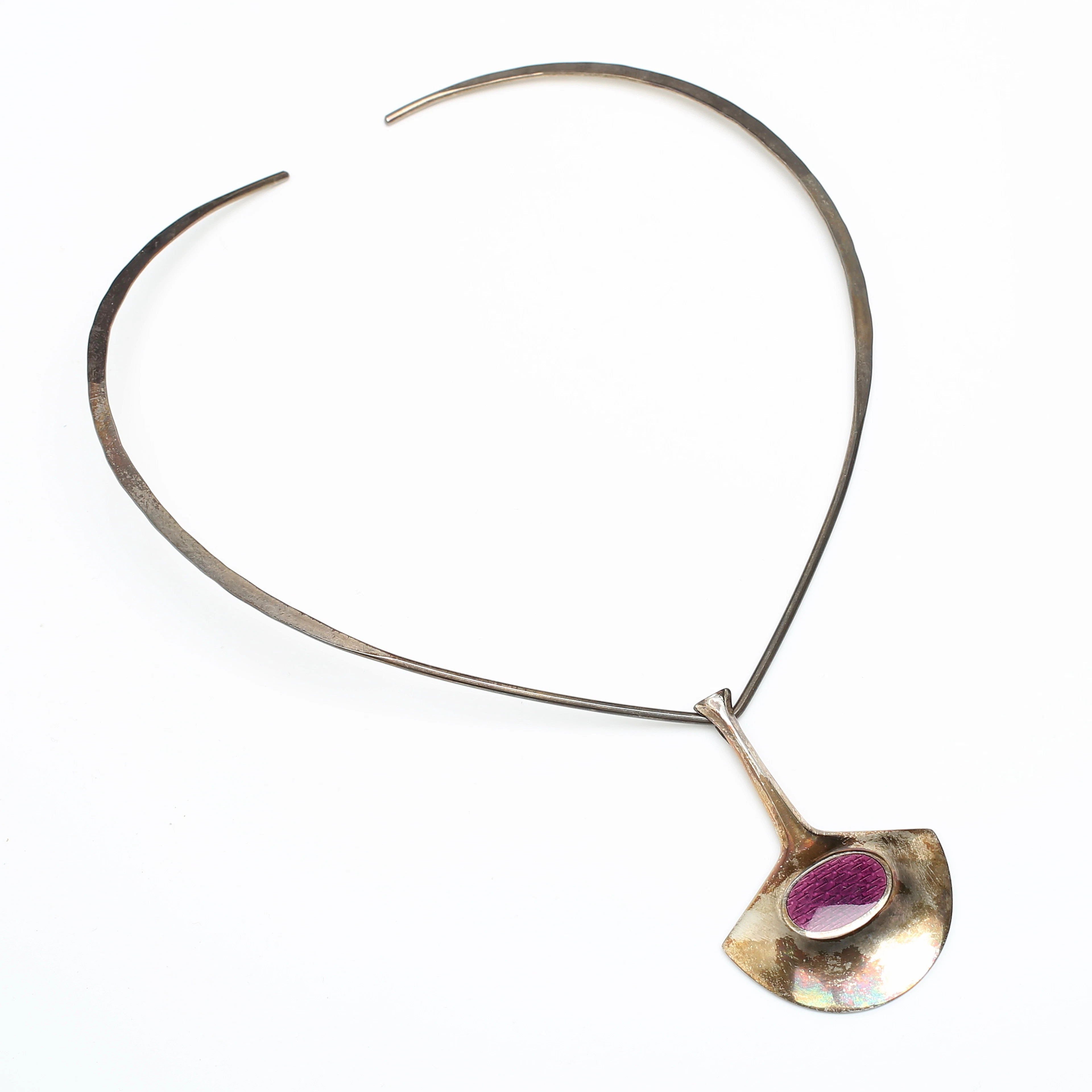 DAVID-ANDERSEN, hängsmycke med emalj design Bjørn Sigurd Østern samt halsring, sterlingsilver, Norge, 1900-tal.