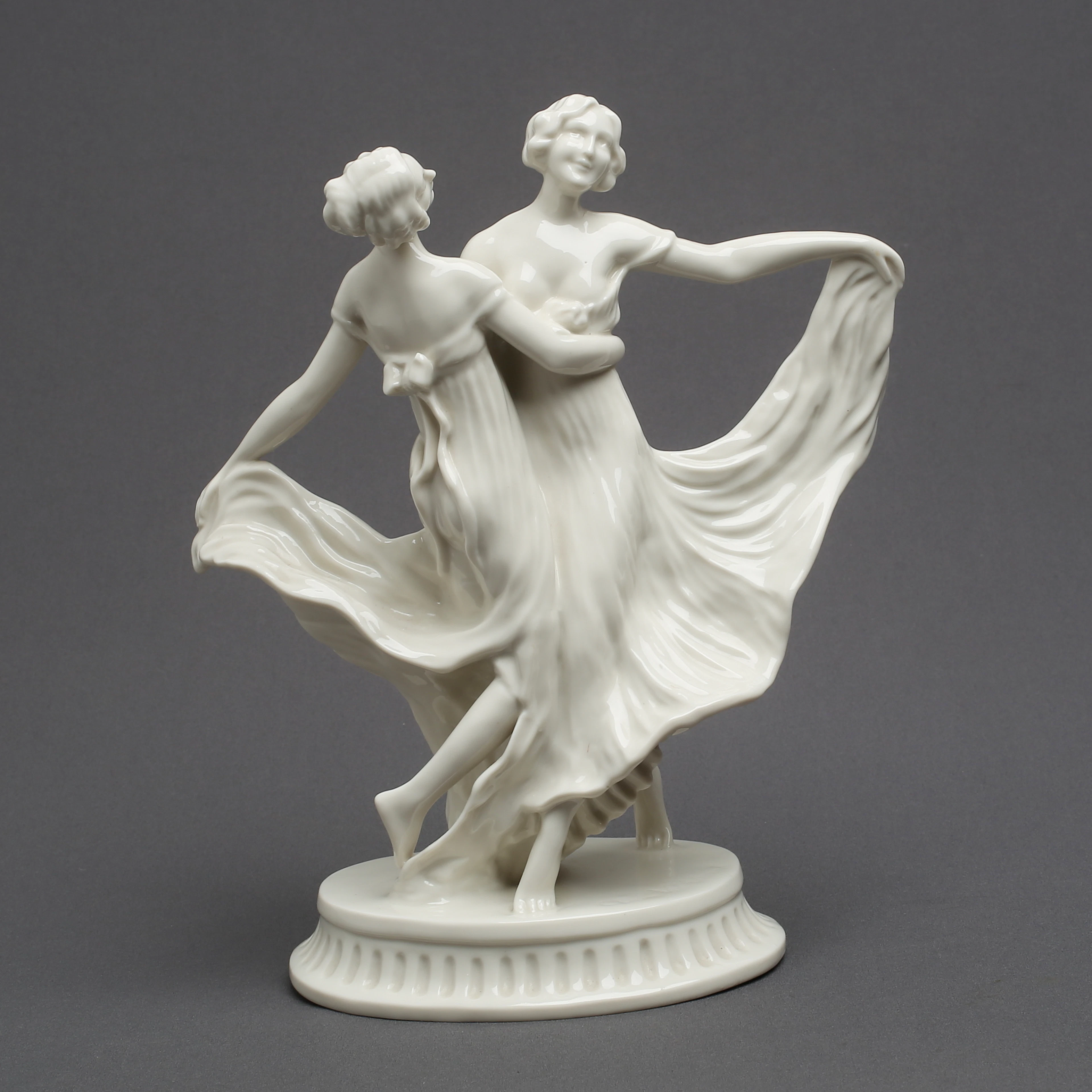 CLAIRE VOLKHART. Figurin, porslin, Schwarzburger Werkstätten für Porzellankunst, signerad och daterad Claire Volkhart 1913.