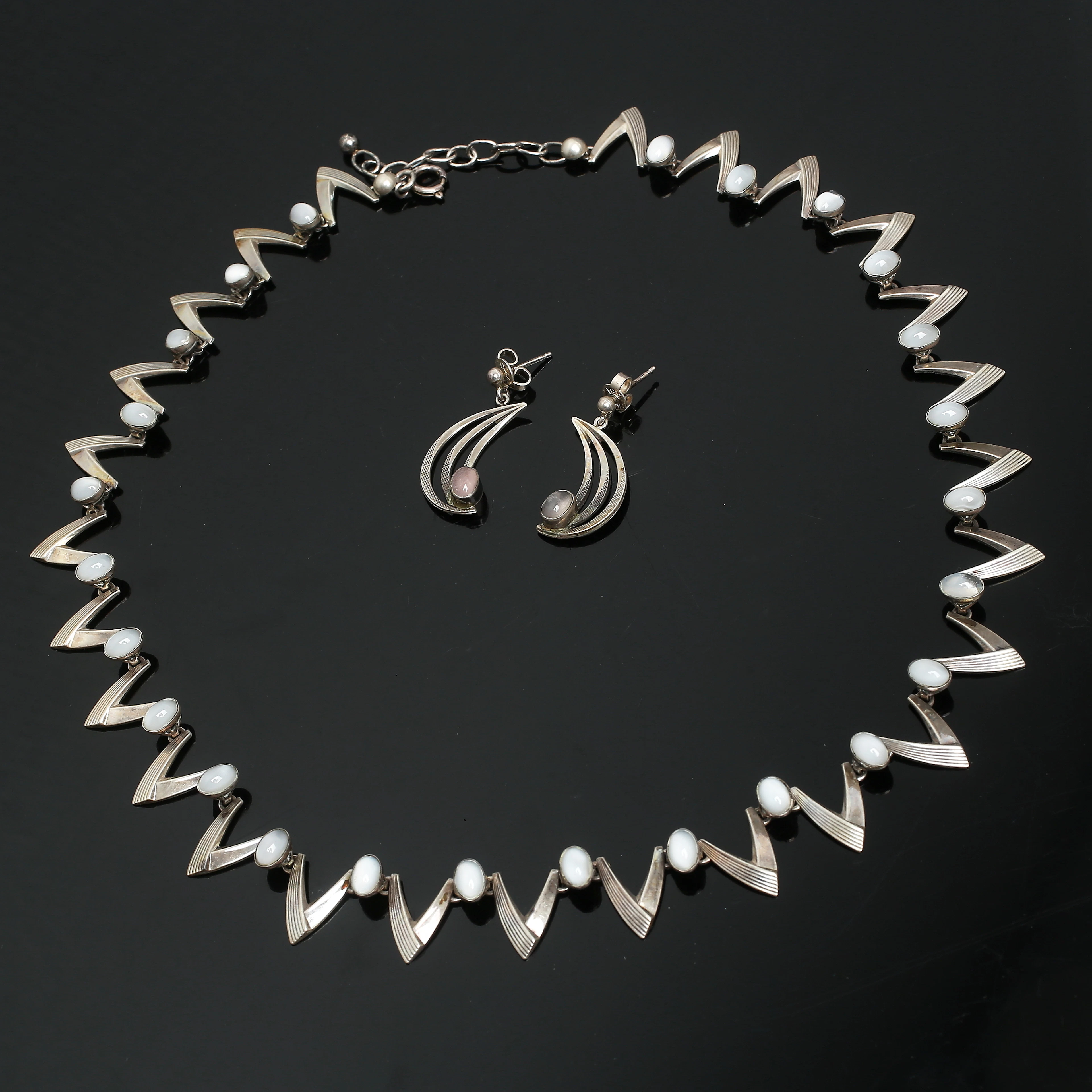 HALSBAND, samt ÖRHÄNGEN, ett par, silver och månsten, 1900-tal.