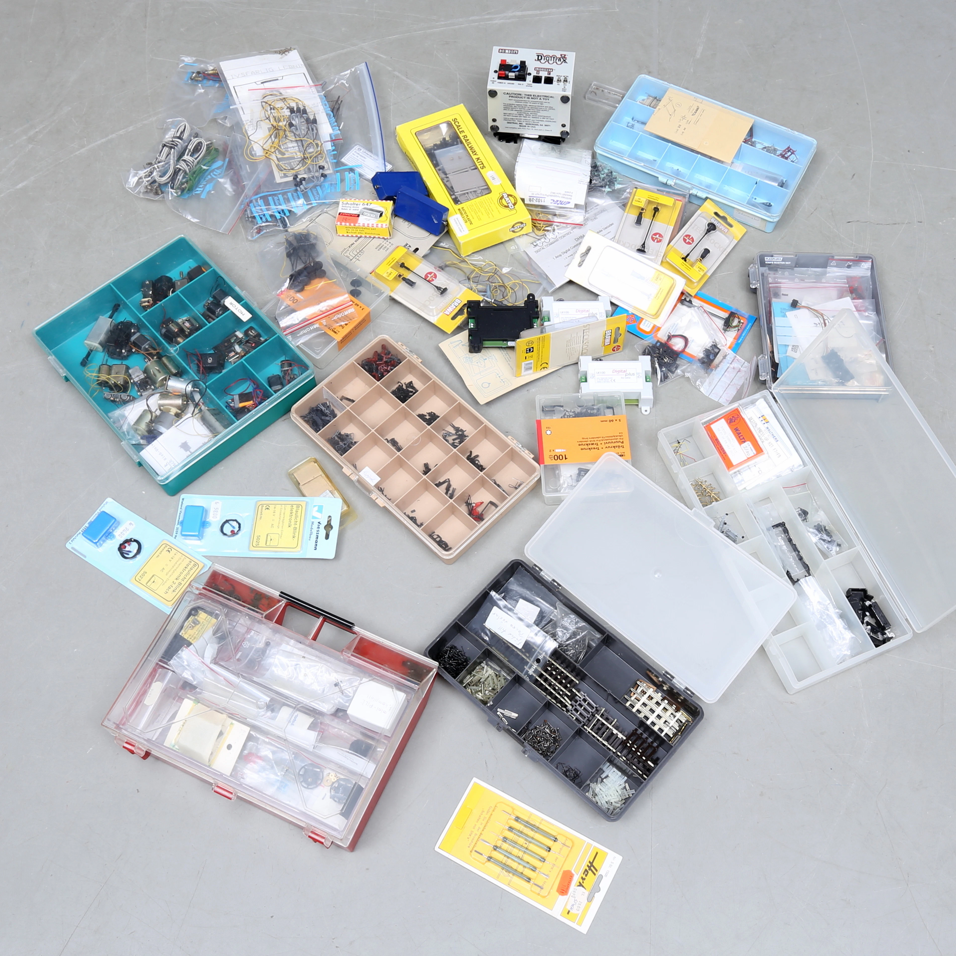 MODELLJÄRNVÄGSTILLBEHÖR, motorer, hjul, drivning, koppel, elektronik med mera.