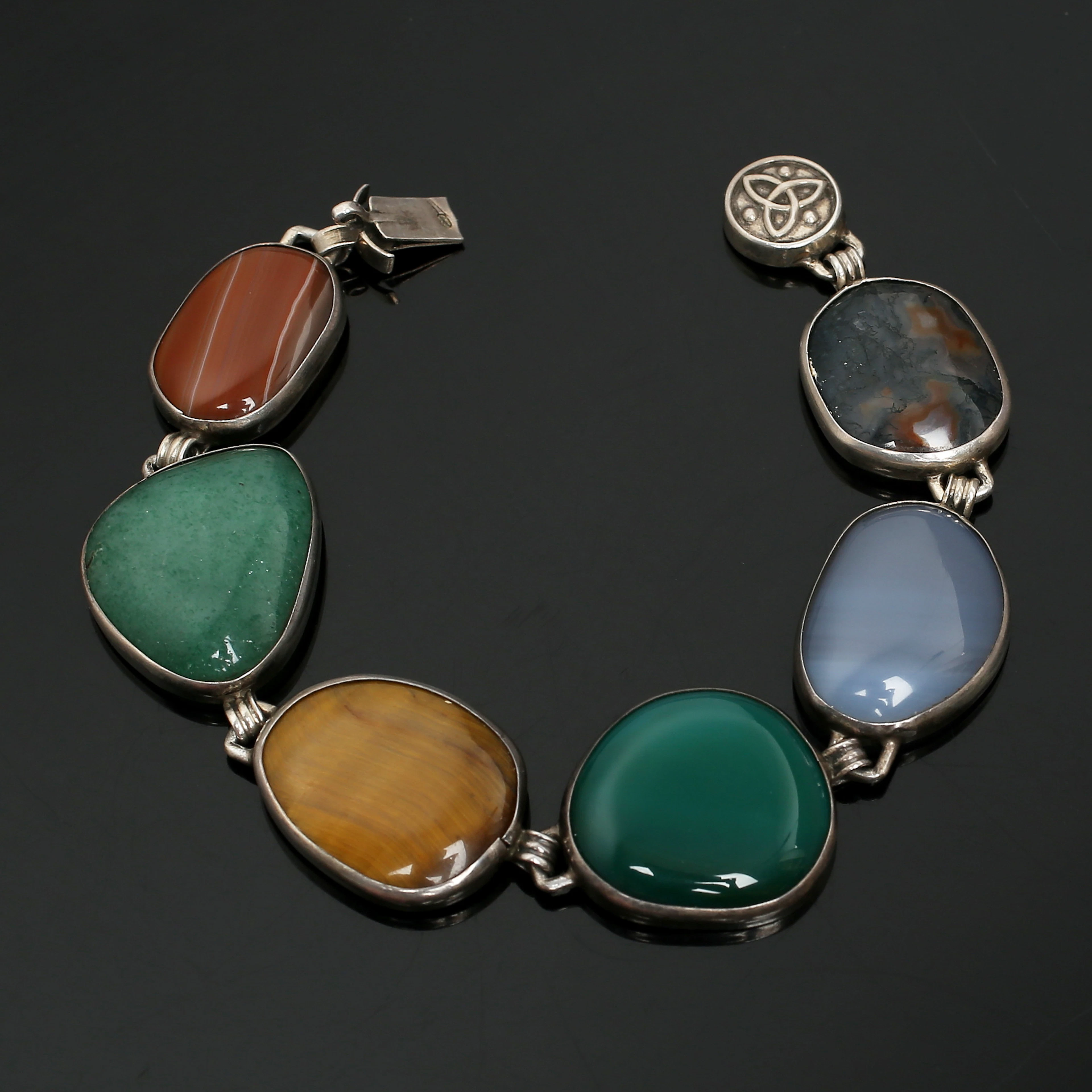ARMBAND, silver med bland annat mossagat, aventurin kvarts och krysopras, svensk importstämpel, 1900-tal.