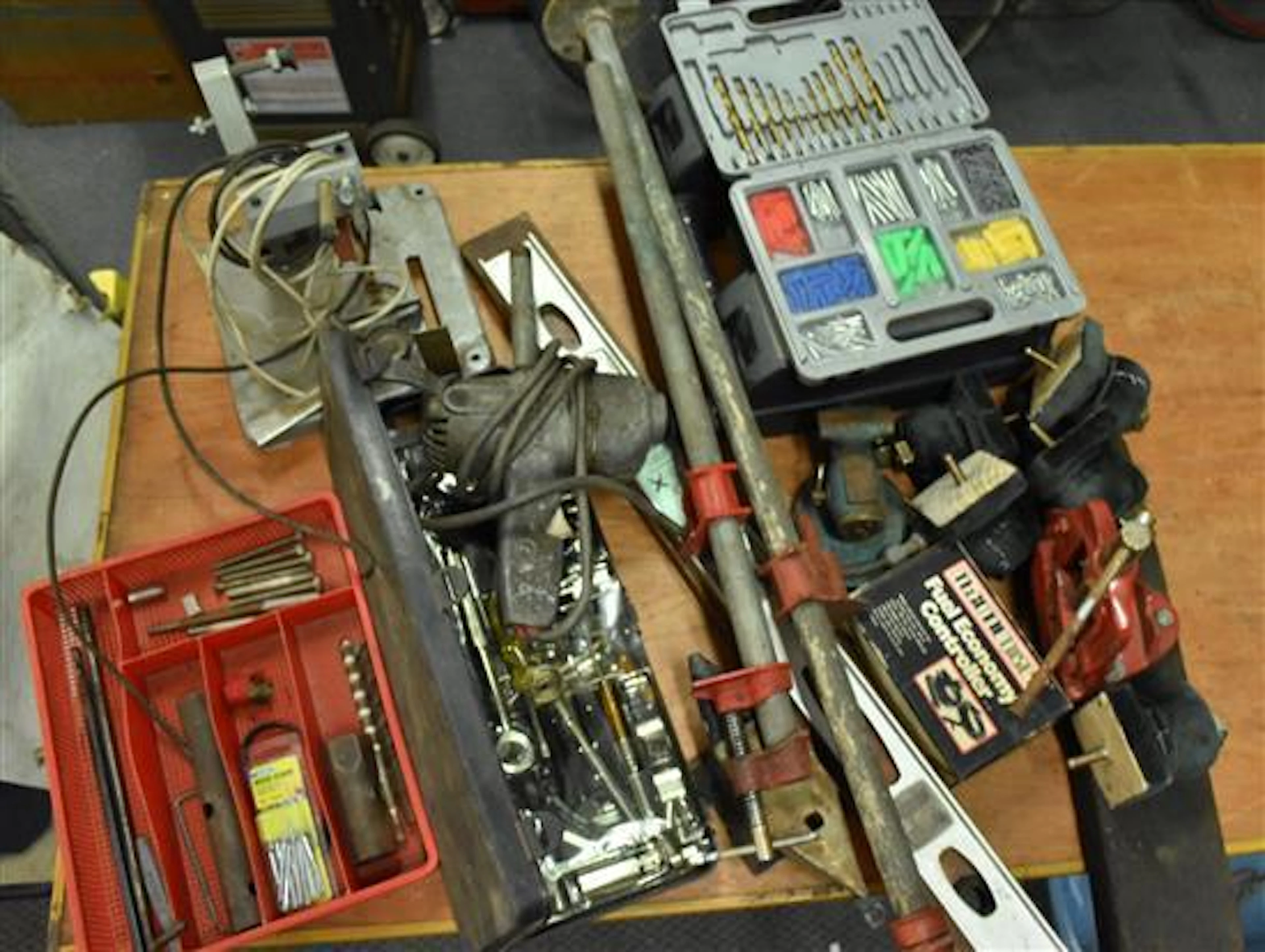 A Eclectic Mix incl. Pipe Vice, Sash Clamps, Levels, Furniture Fittings etc.