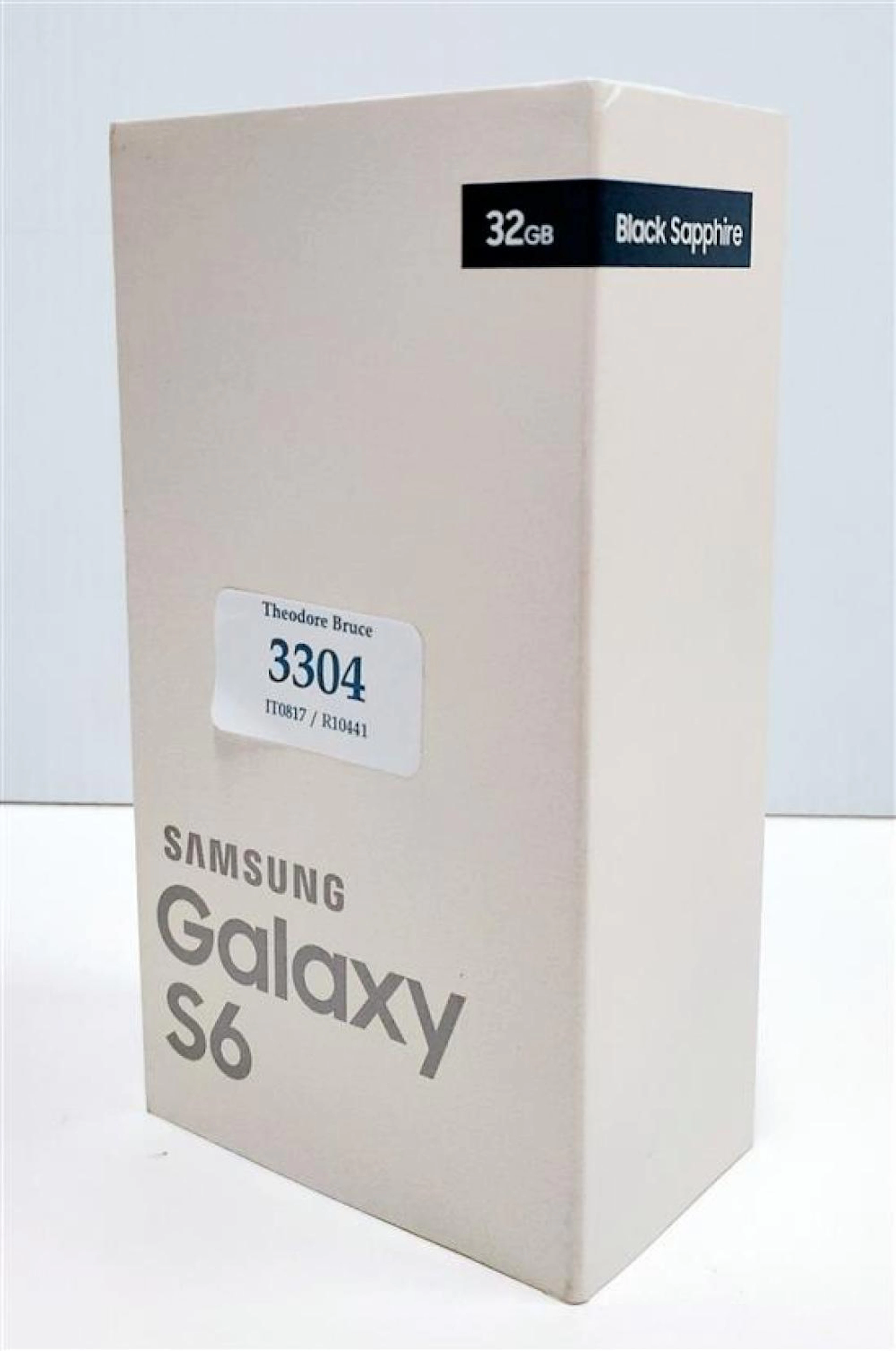 A smart phone marked Samsung Galaxy S6 32 GB, black saphire in open box