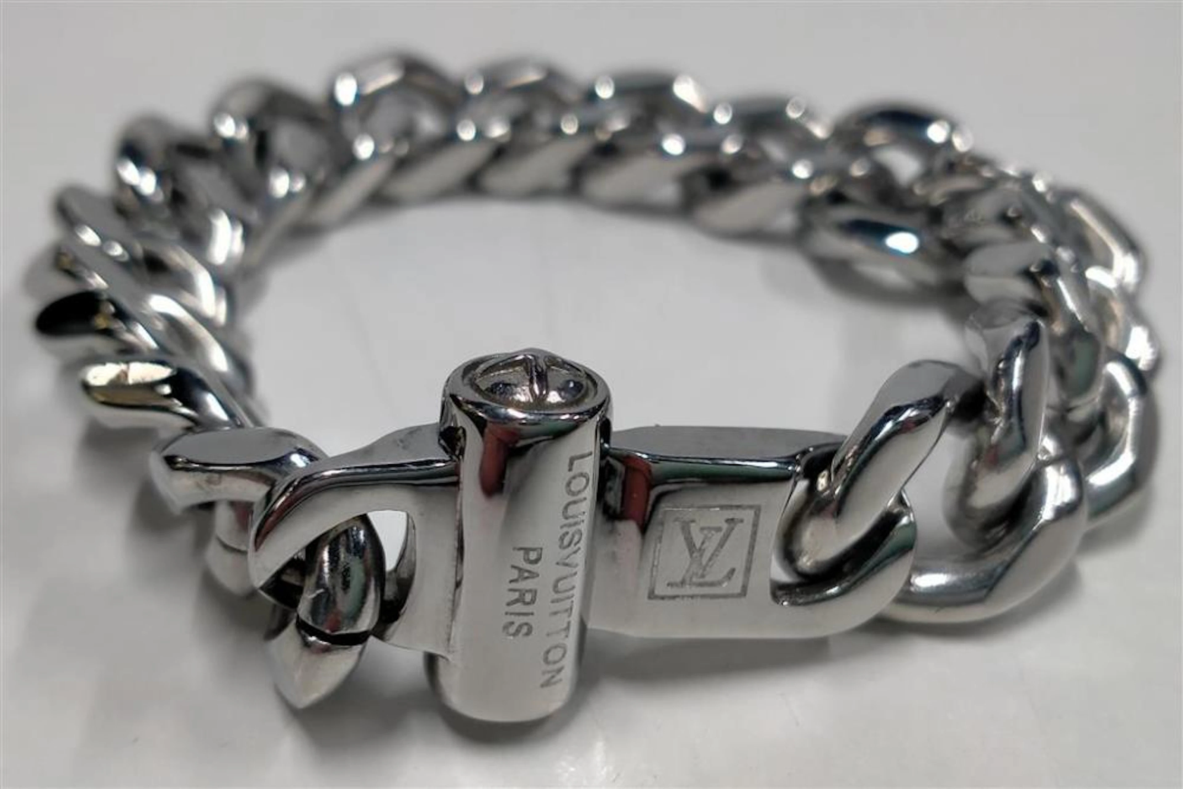 A metal chain links bracelet engraved monogram marked Louis Vuitton L 21 cm