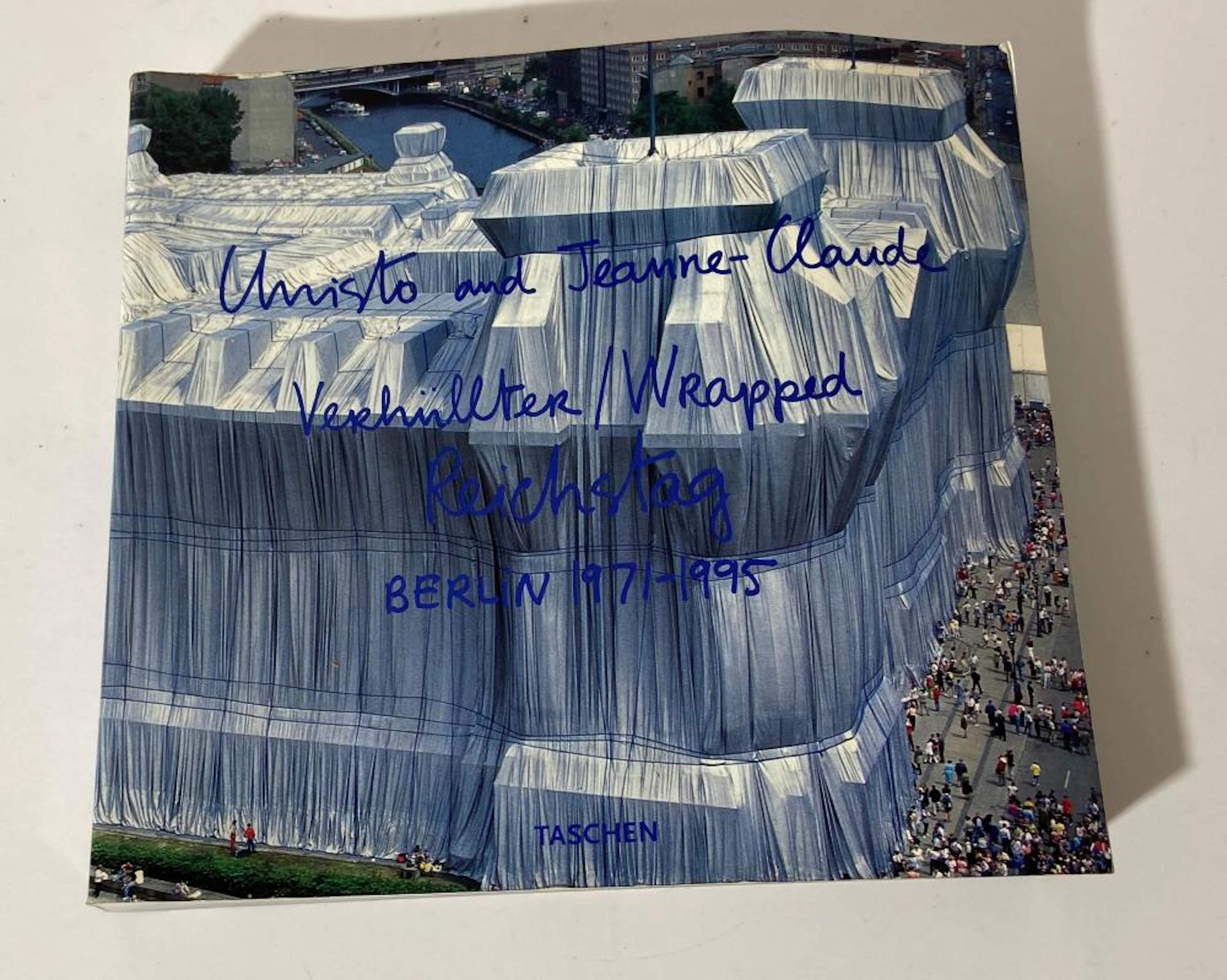 CHRISTO & JEANNE-CLAUDE. Wrapped Reichstage Berlin 1971-1995