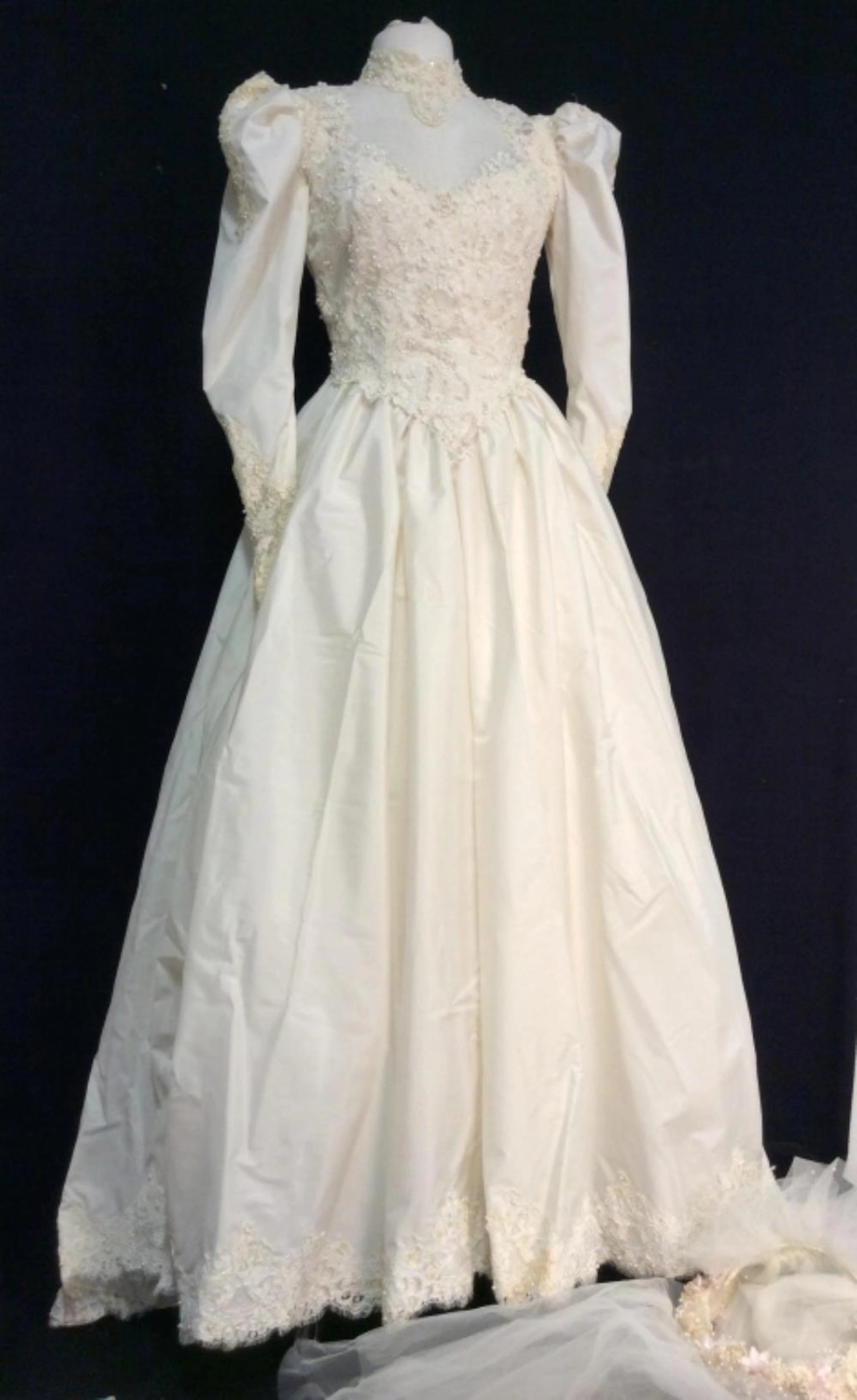 Vintage Wedding Dress W Veil