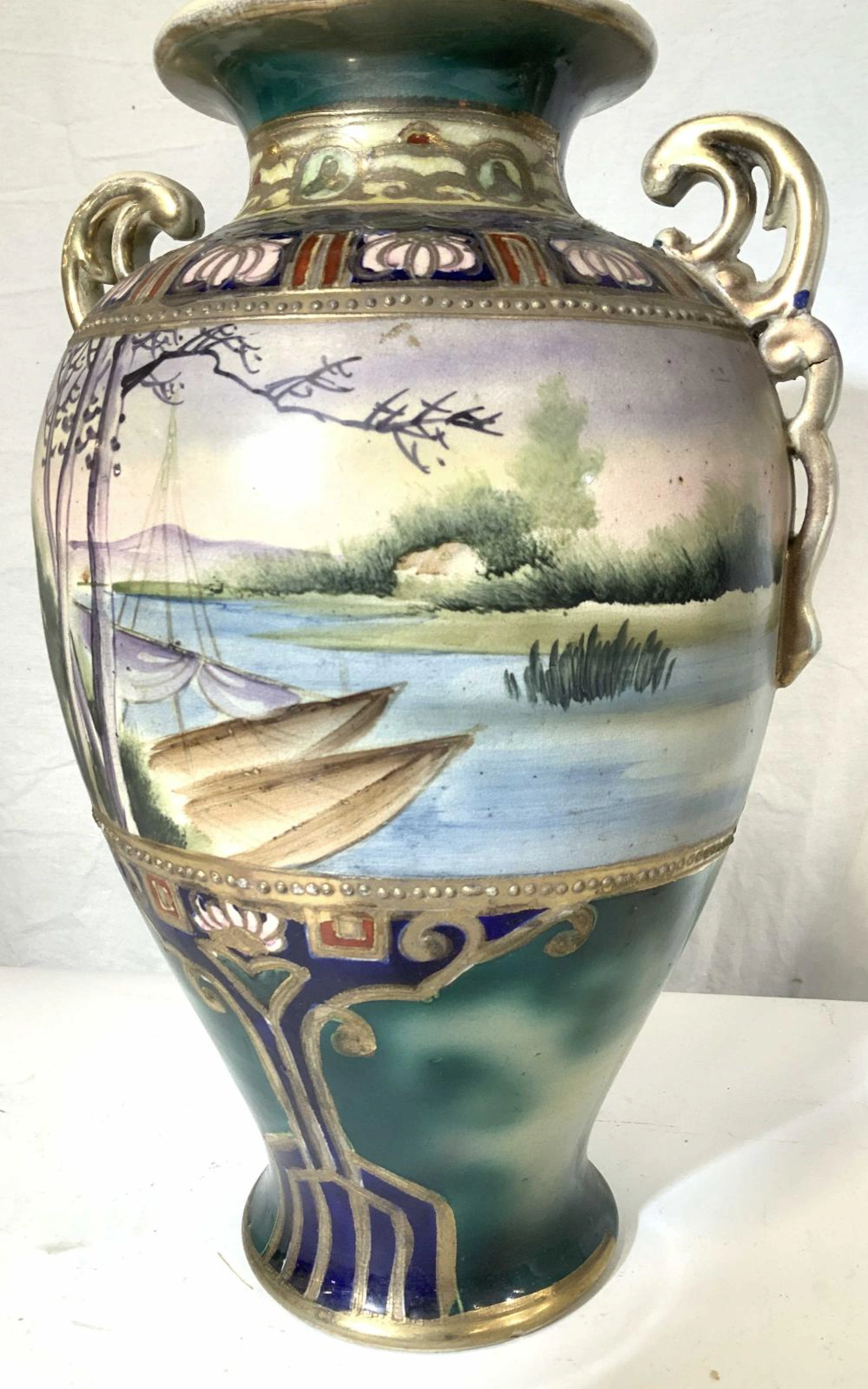 GRAND JAPANESE HAND PAINTED CENTERPIECE UR