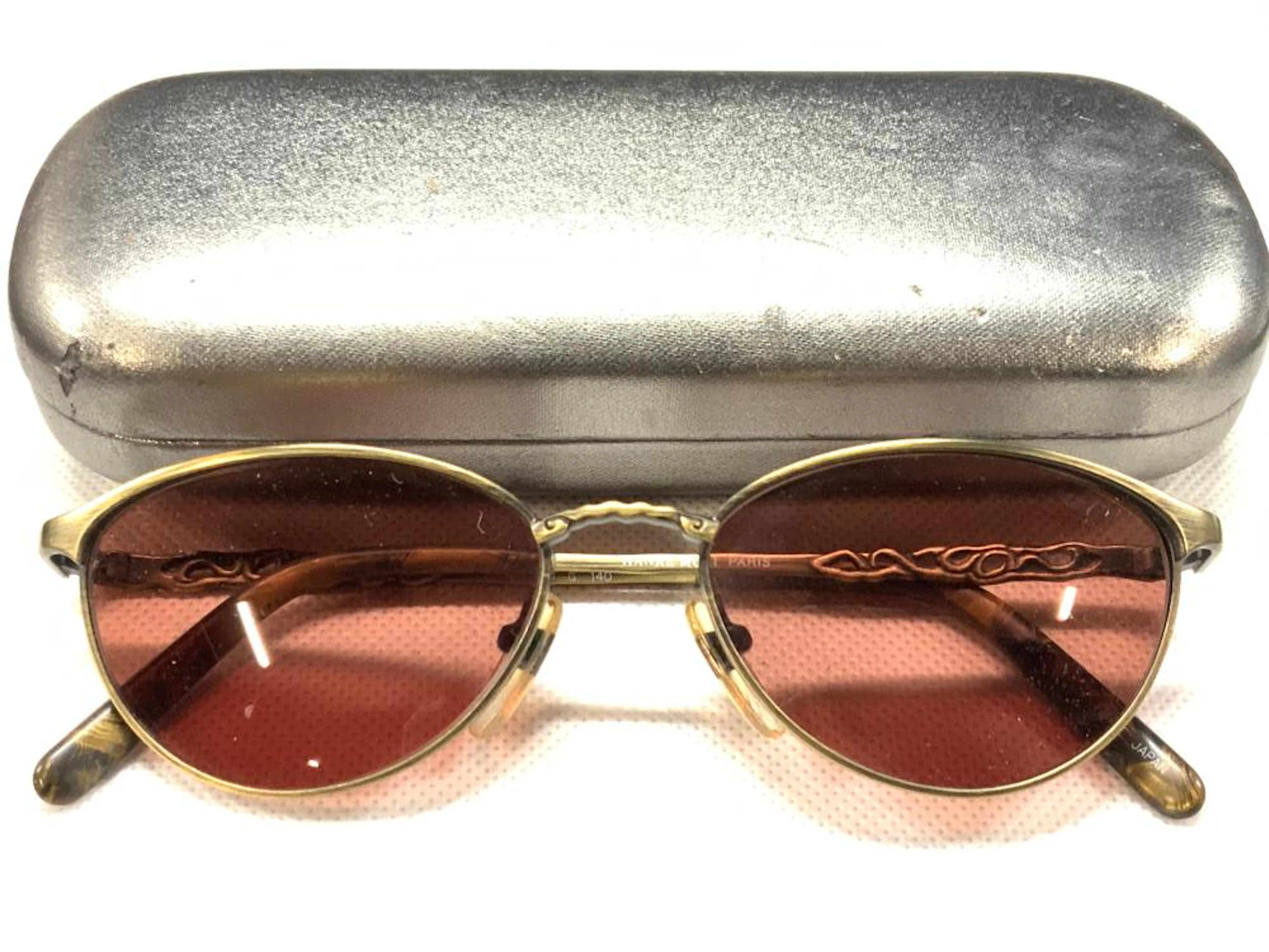 HANAE MORI PARIS Sunglasses & Case