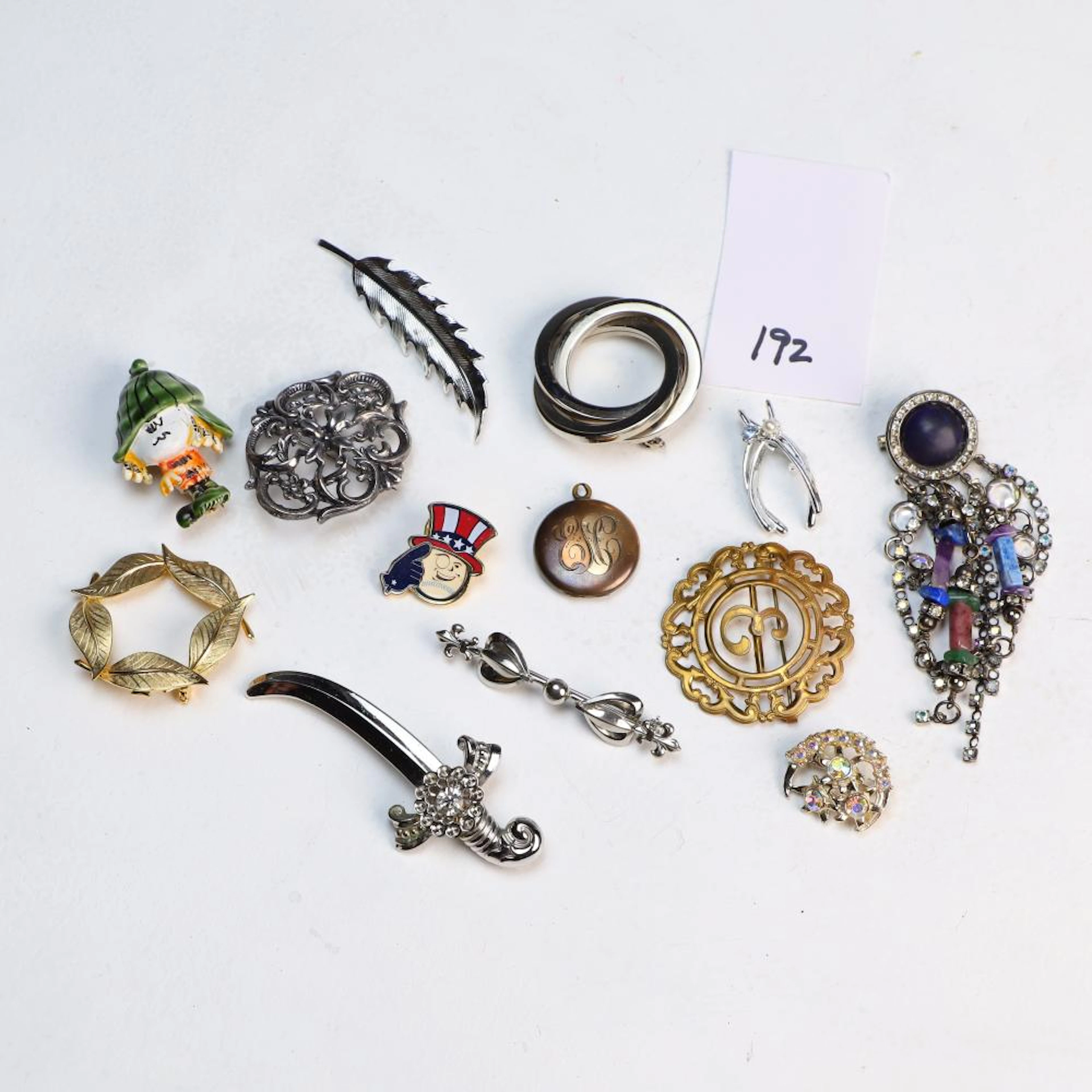 Lot of vintage brooches