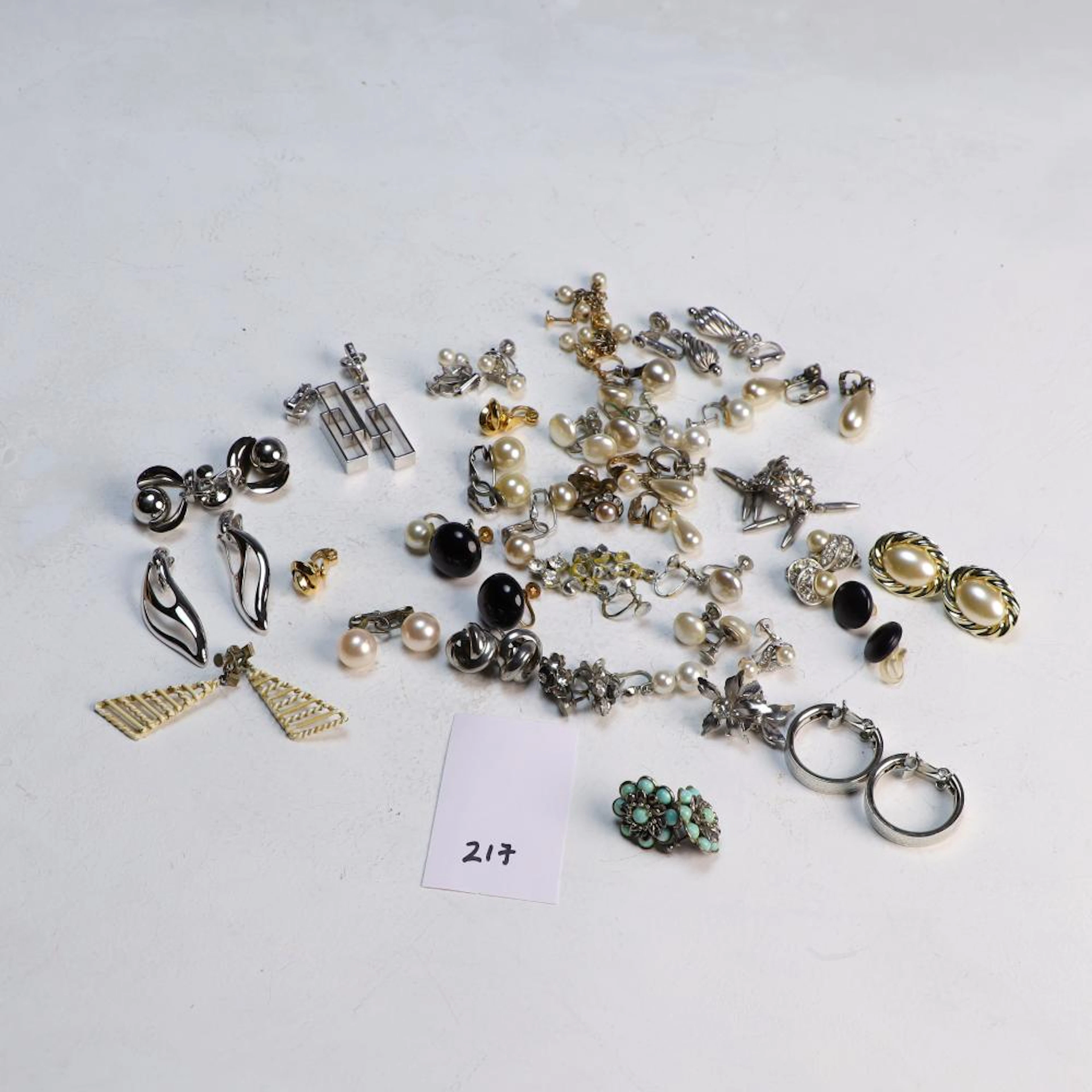 Lot of vintage earrings