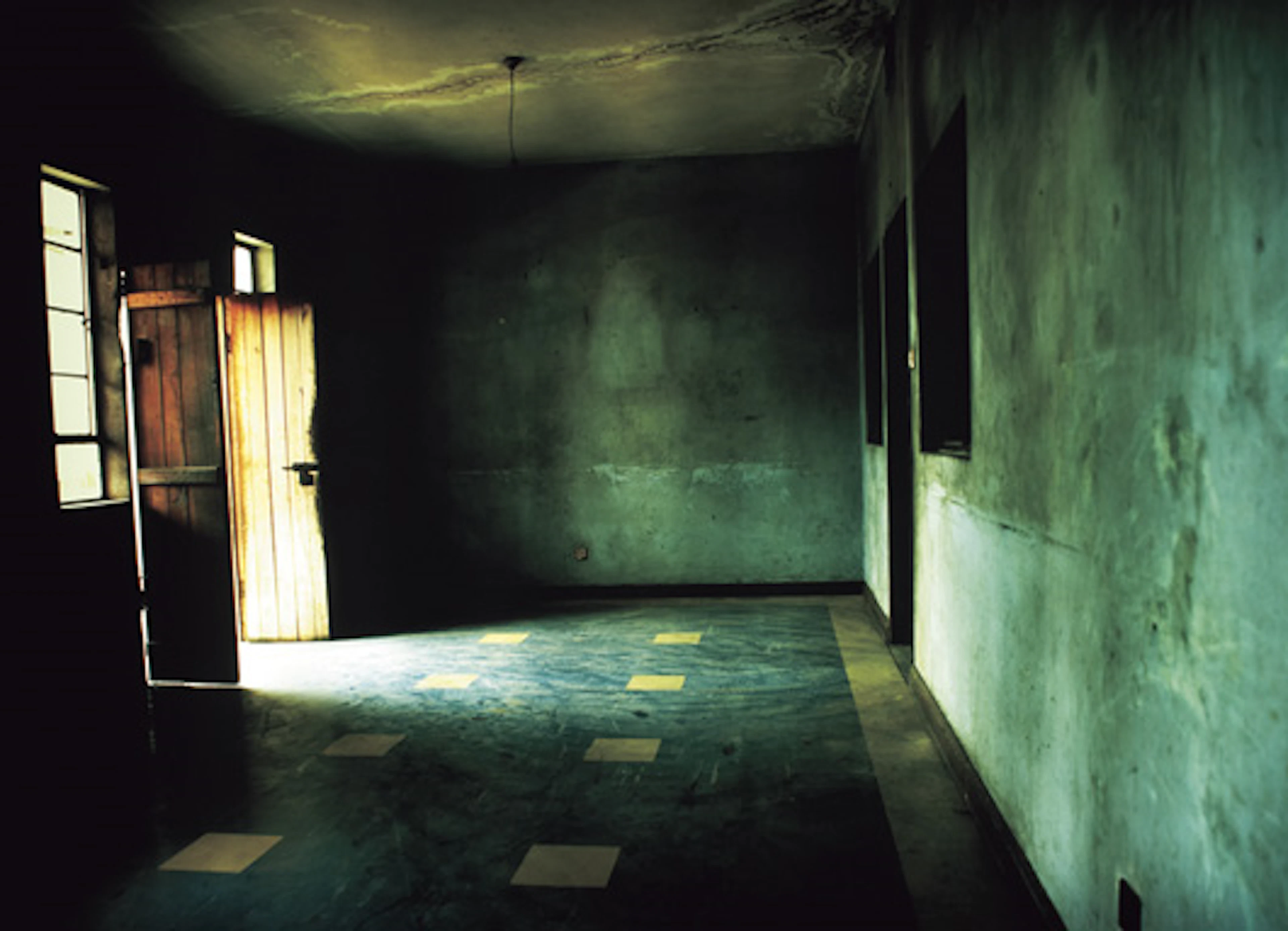 Grenade, 1998-2003 – Zarina Bhimji
