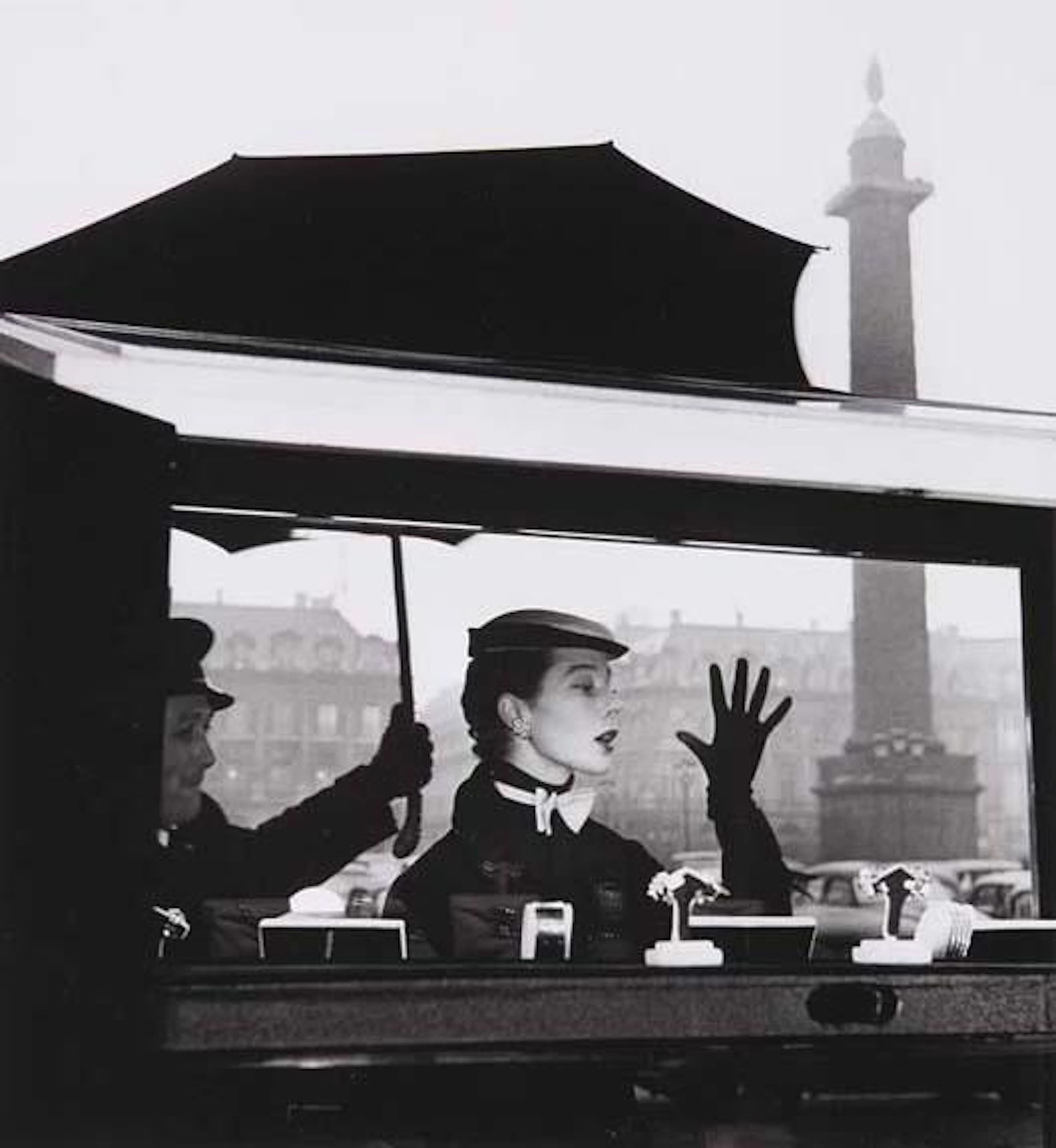 Bettina, la plus belle - Paris. Vitrine de Van Cleef et Arpels, Place Vendôme, 1953 – Jean-Philippe Charbonnier