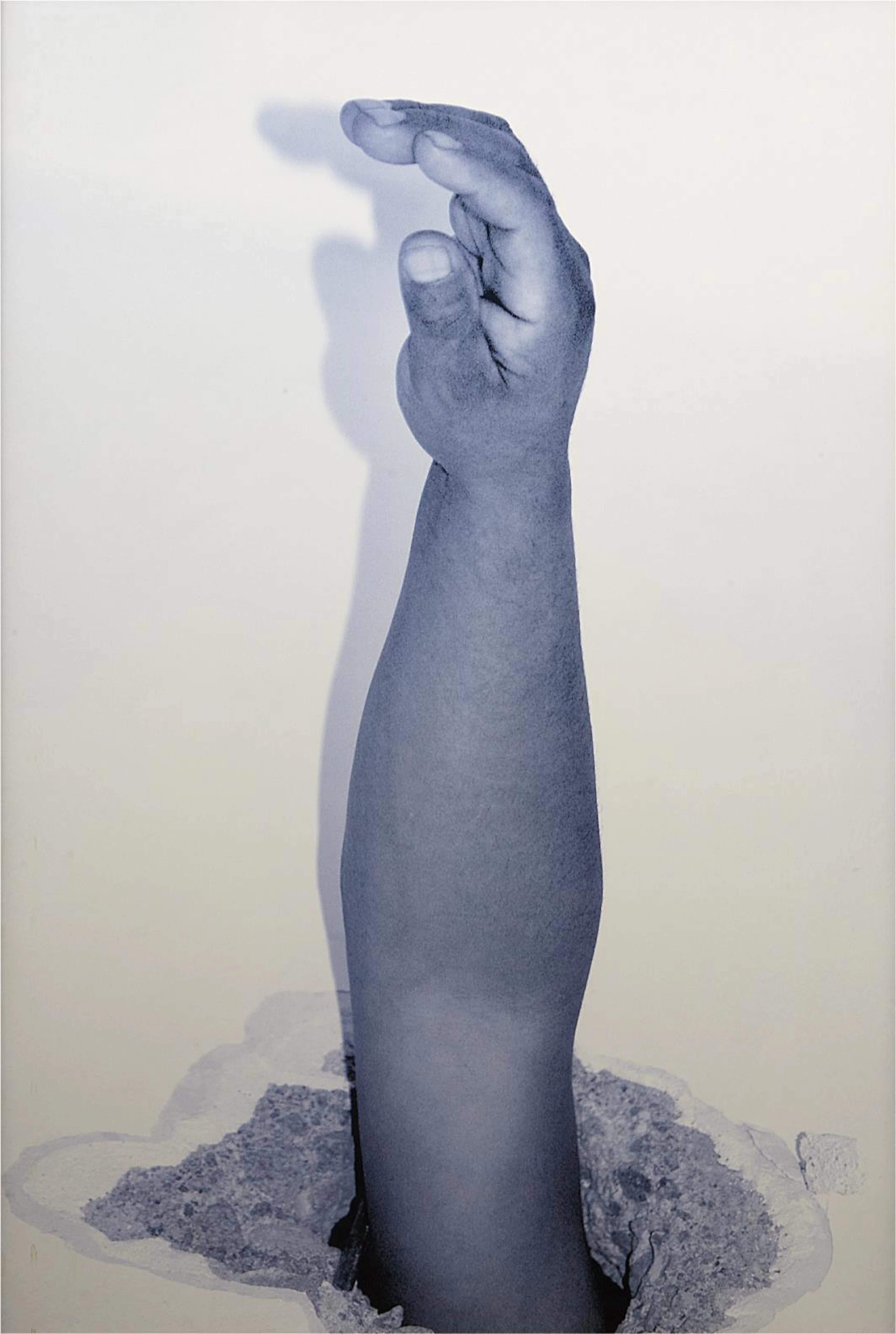 Brazo de obrero atravesando el techo de una sala de arte desde una vivienda, 2004 – Santiago Sierra