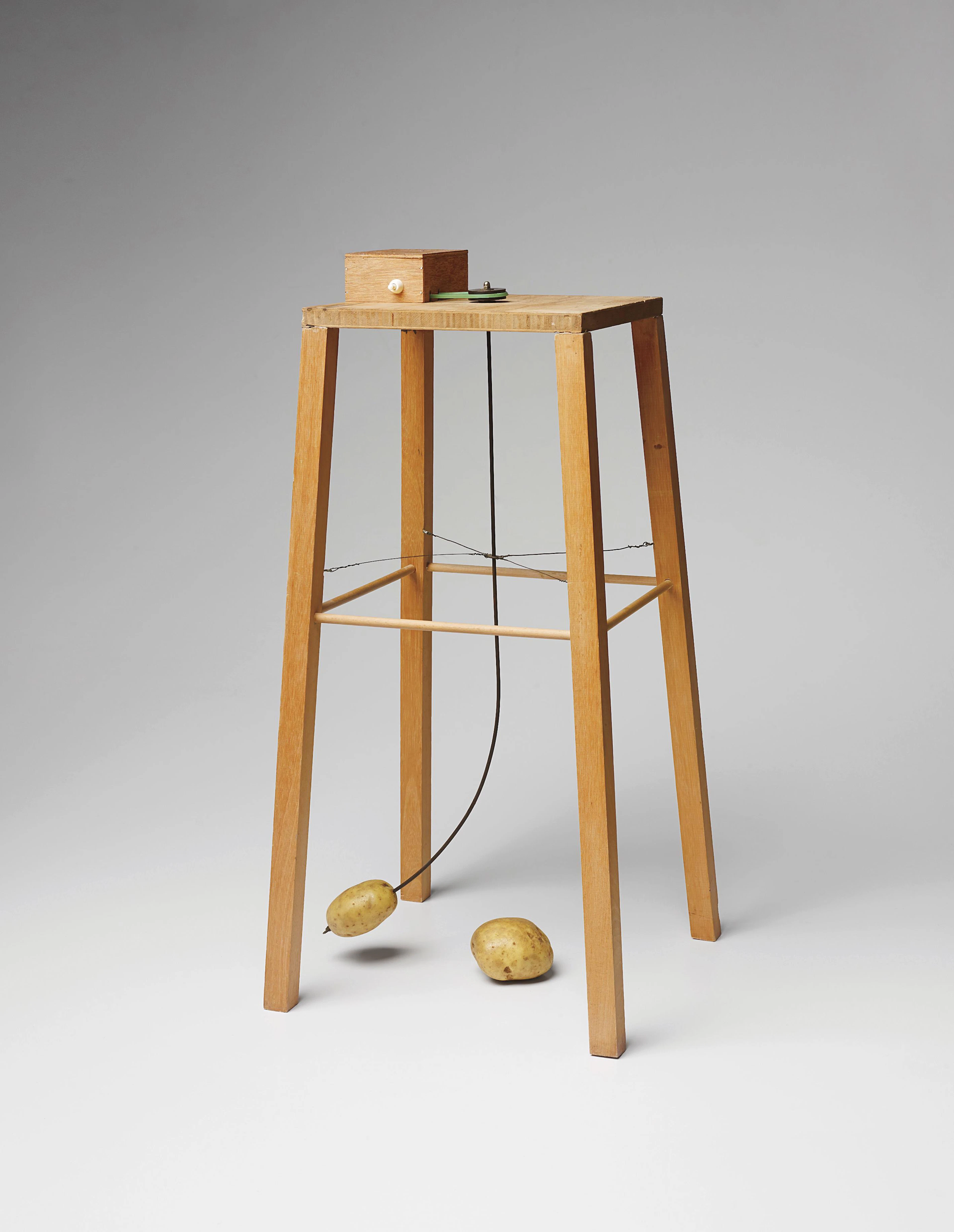 Apparat, mit dem eine Kartoffel eine andere Kartoffel umkreisen kann (Apparatus Whereby One Potato Can Orbit Another), 1969 – Sigmar Polke