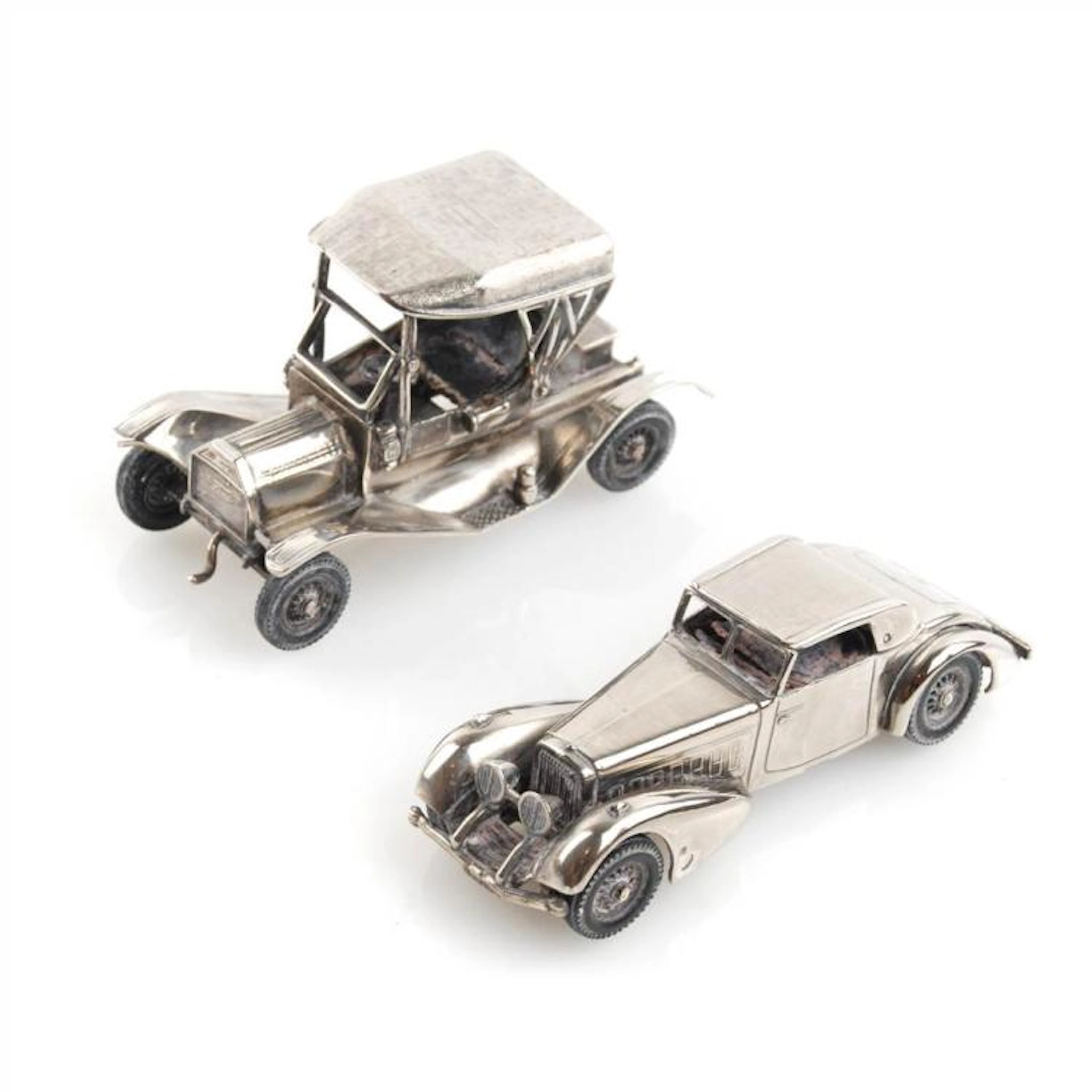 REPRODUCCIÓN DE DOS COCHES ANTIGUOS EN PLATA