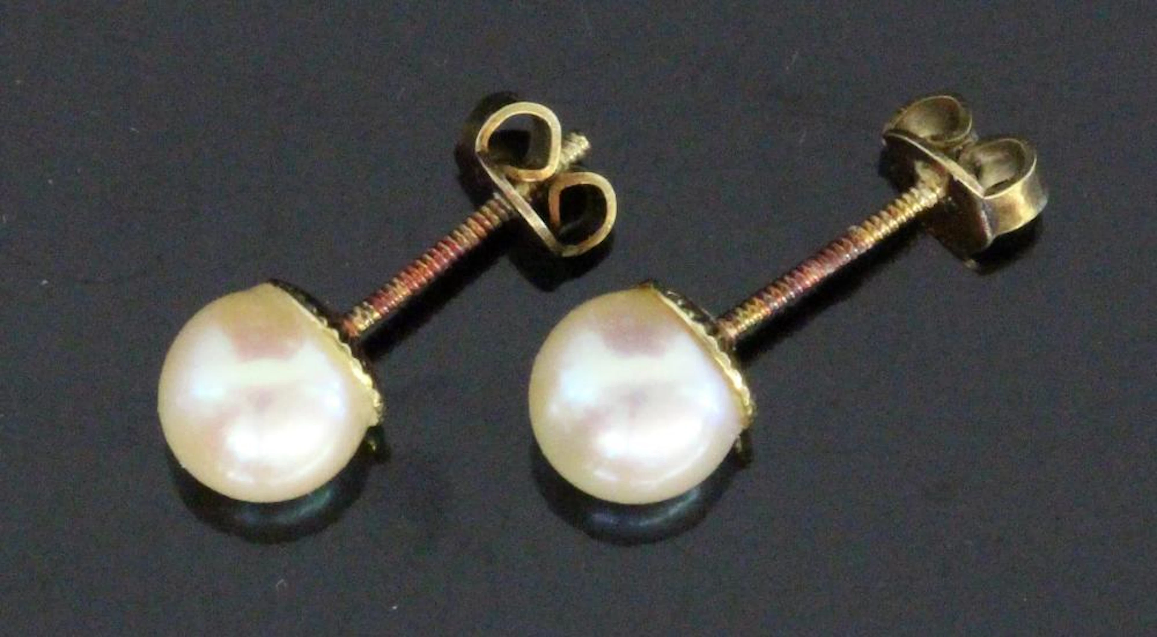 A PAIR OF PEARL STUD EARRINGS 585/000 yellow