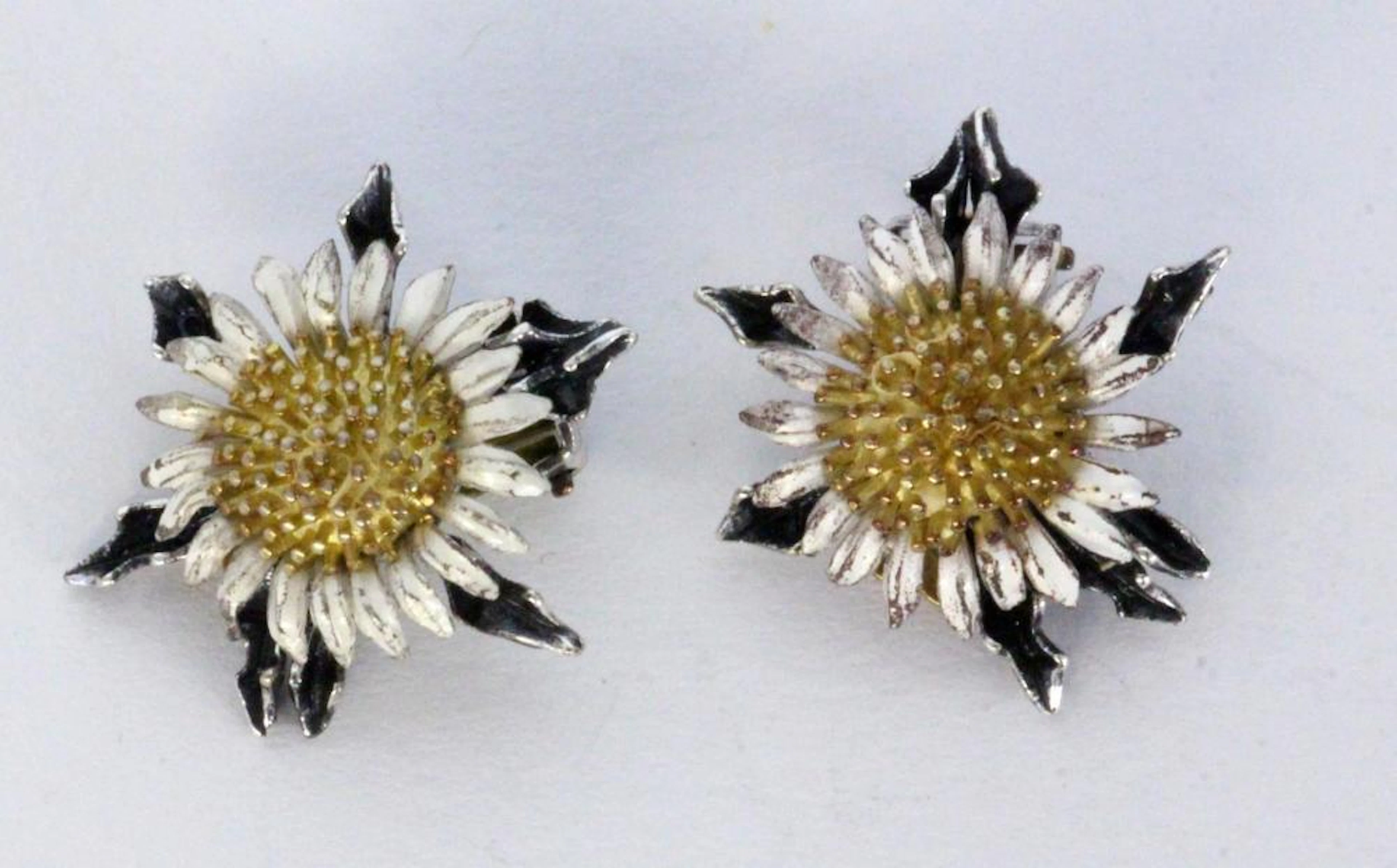 A PAIR OF TRADITIONAL COSTUME EAR CLIPS Silver