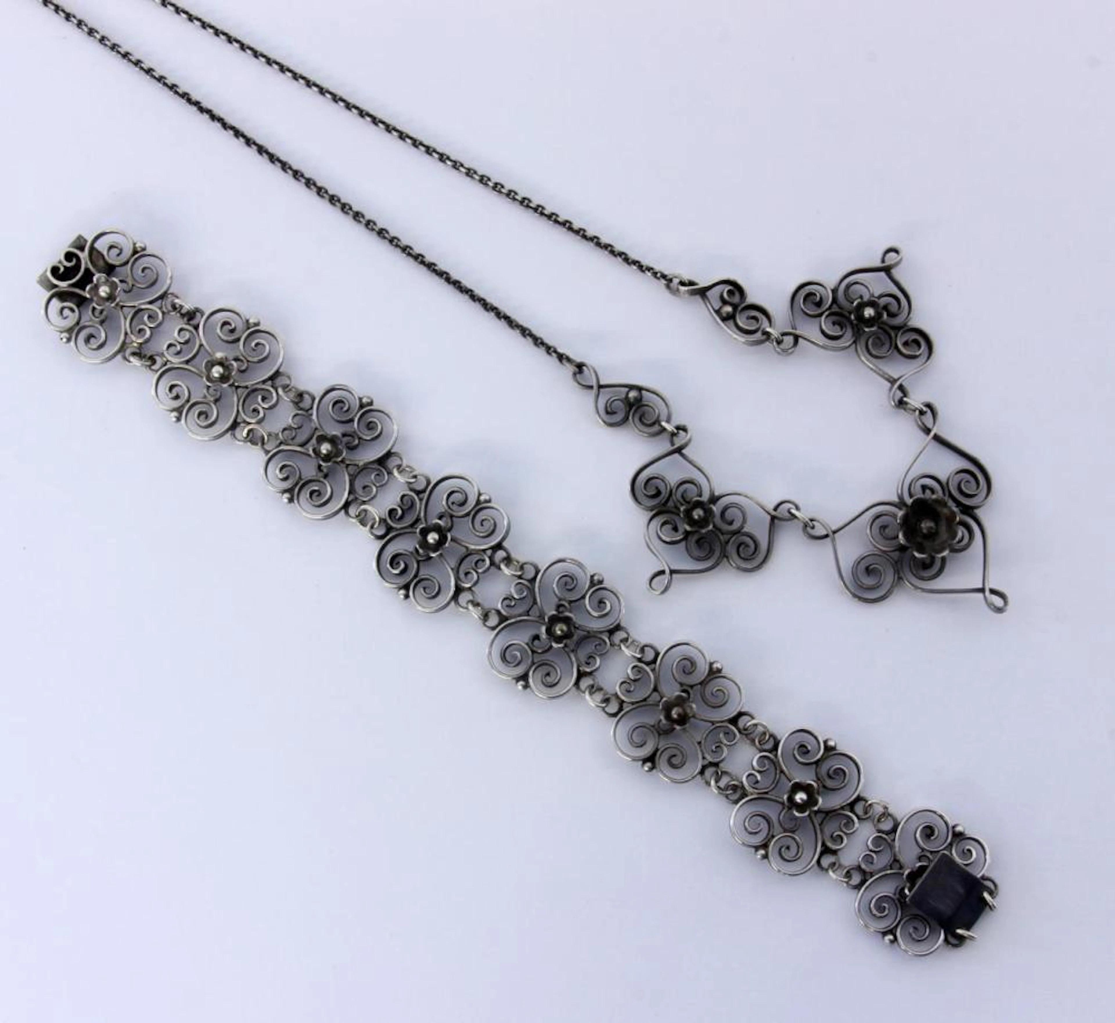 TWO COSTUME JEWELLERY PIECES Necklace, 45.5 cm
