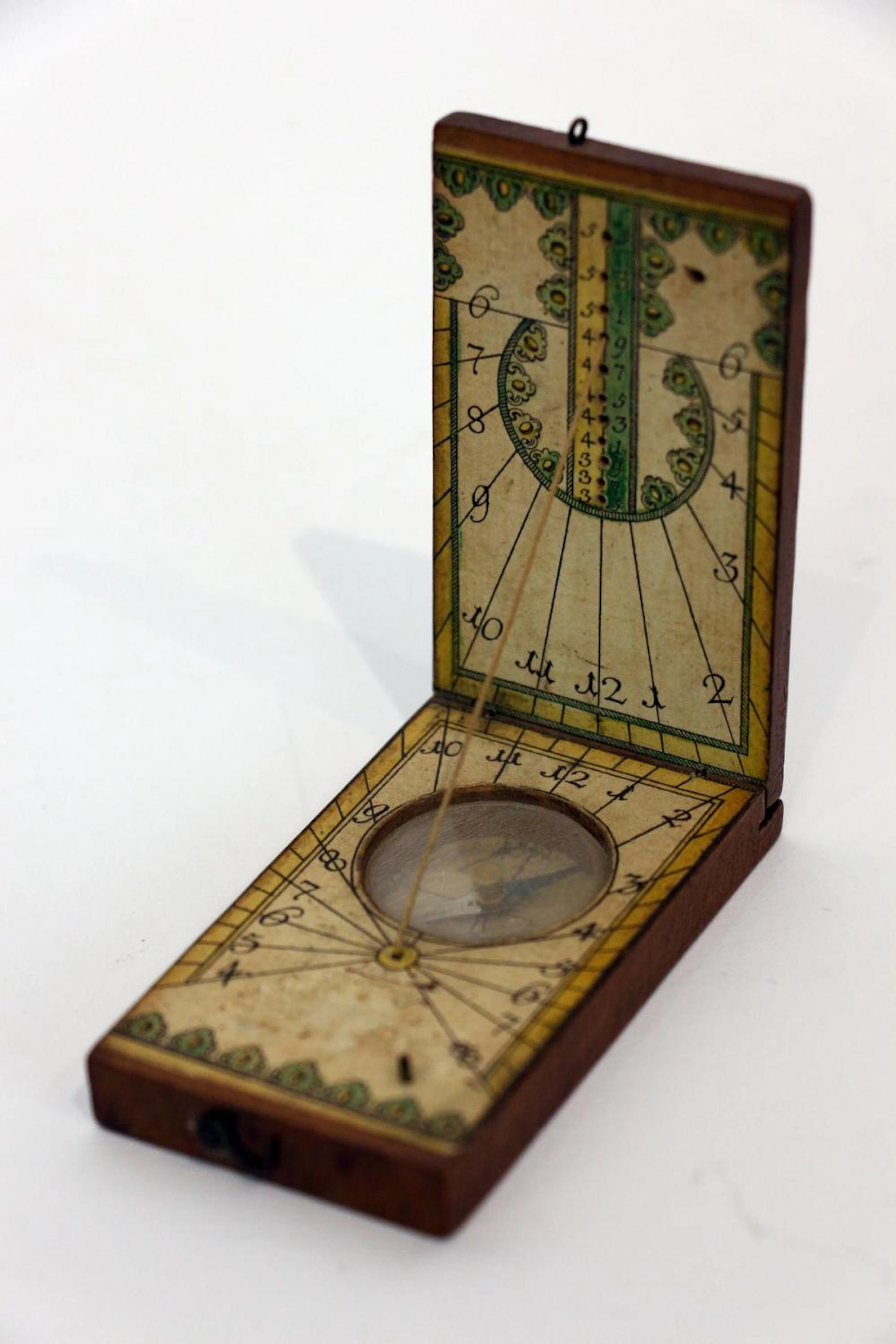 A DIPTYCH SUNDIAL WITH COMPASS Ernst Christoph