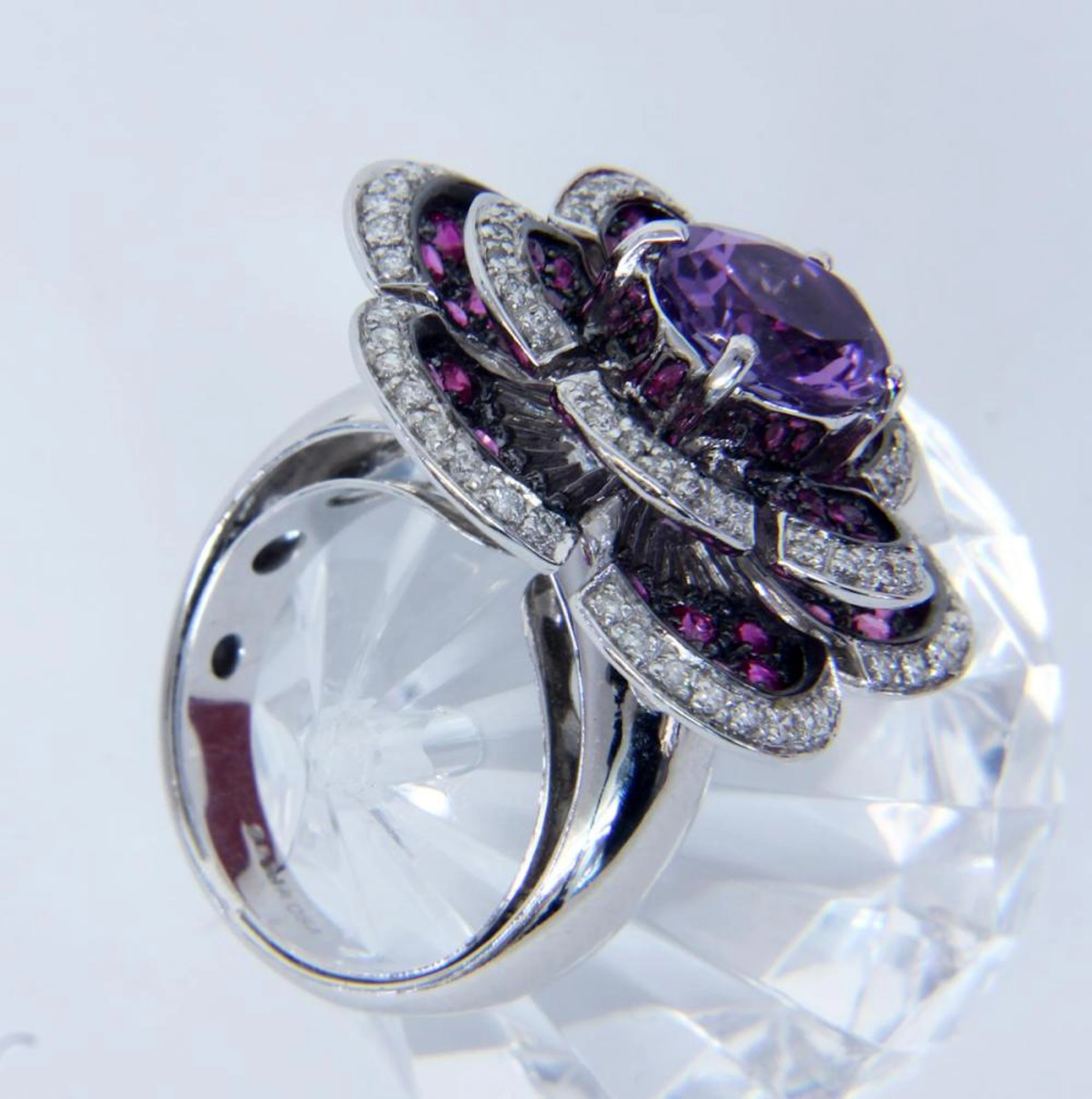 AN UNUSAL DESIGNER RING